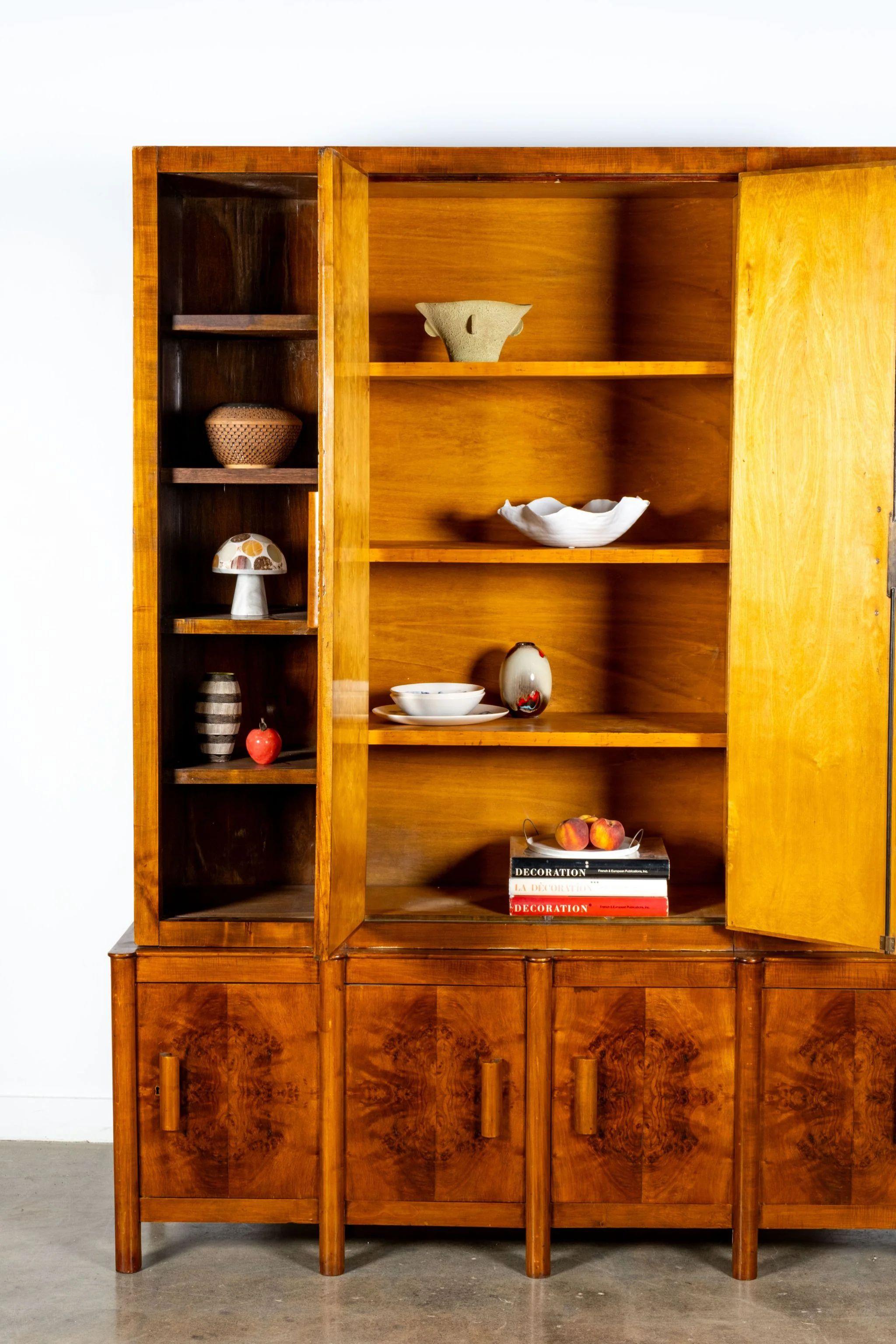 Large 1940s Burled Wood Italian Buffet + Hutch mediados del siglo XX en venta