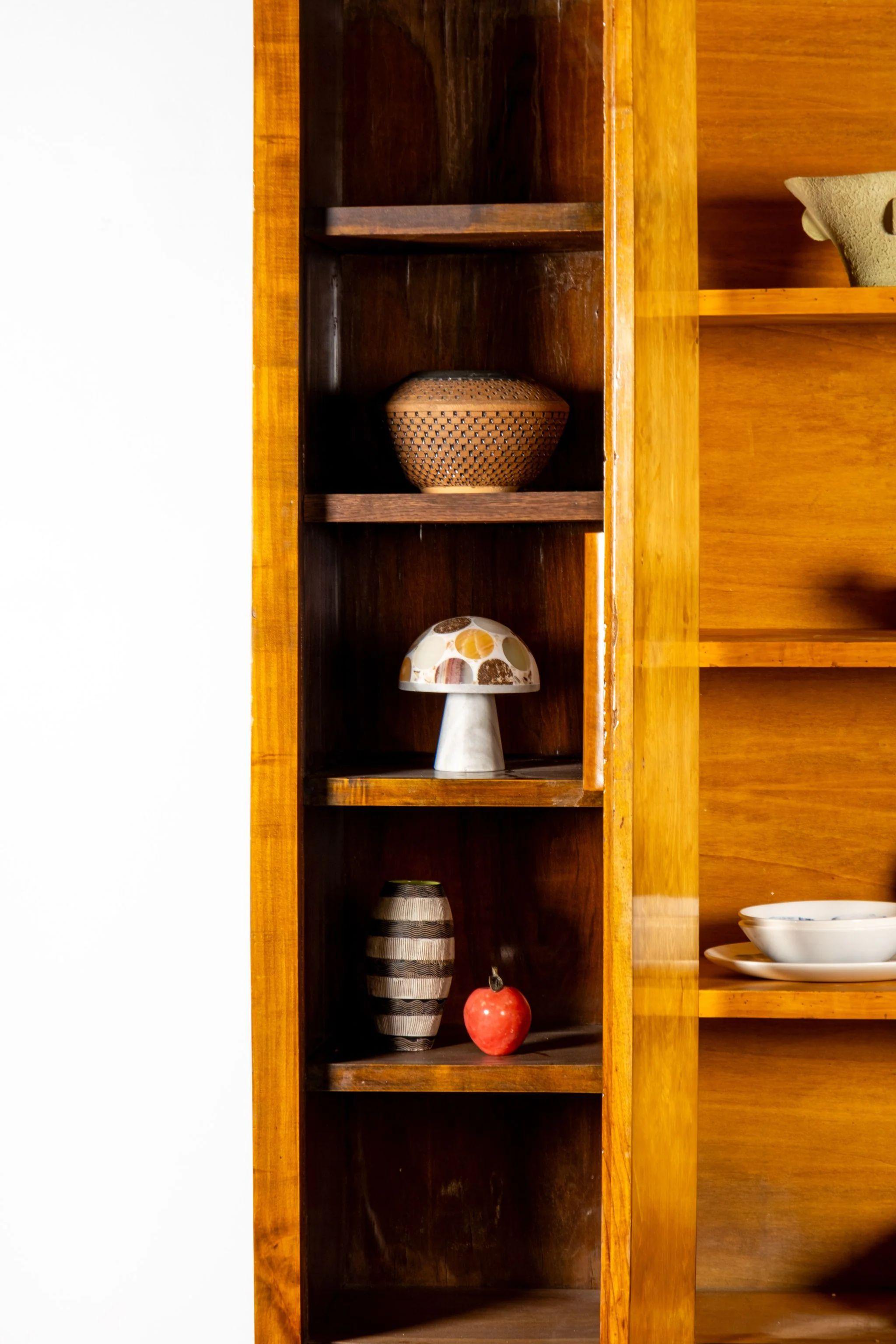 Large 1940s Burled Wood Italian Buffet + Hutch Madera en venta