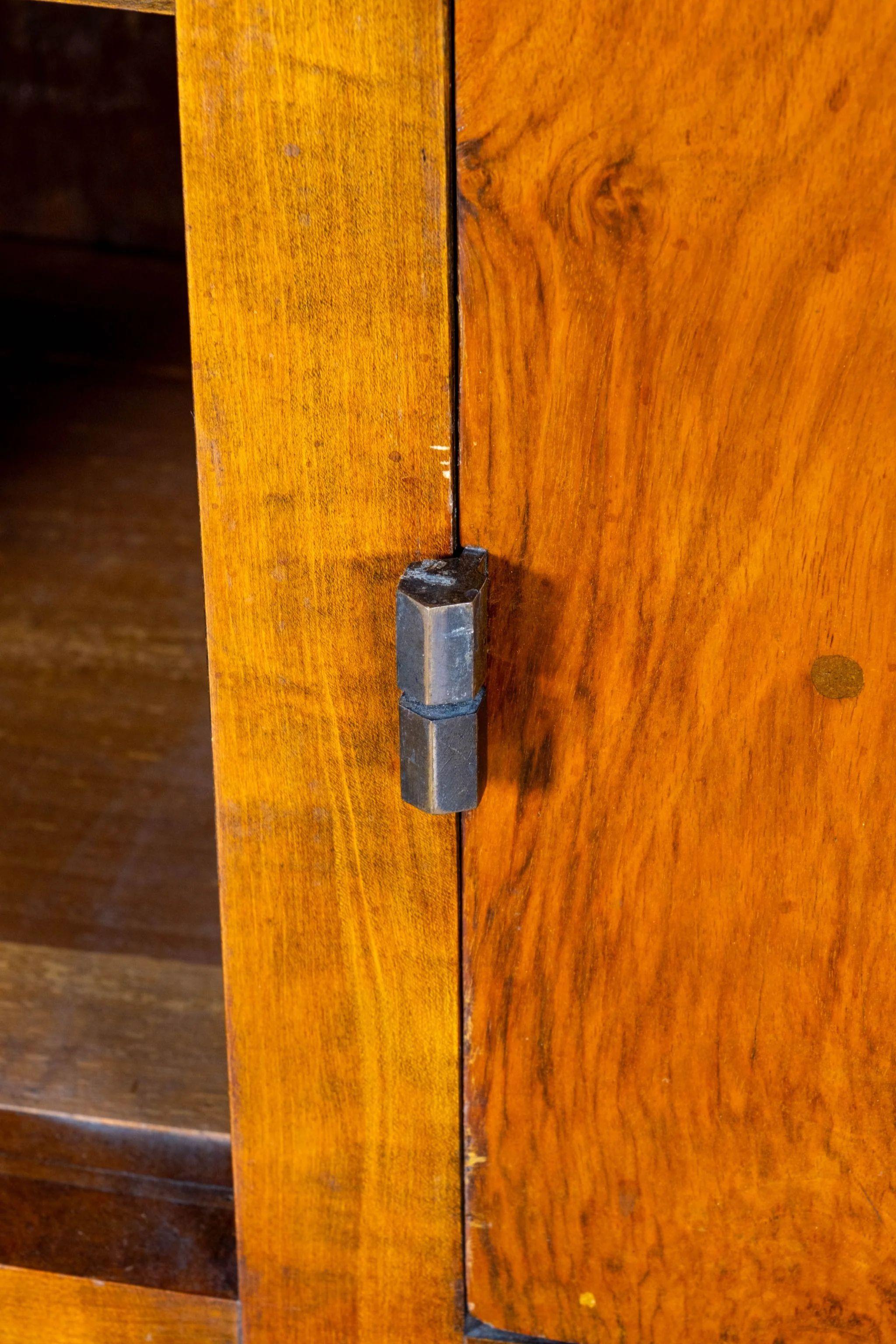 Large 1940s Burled Wood Italian Buffet + Hutch en venta 2