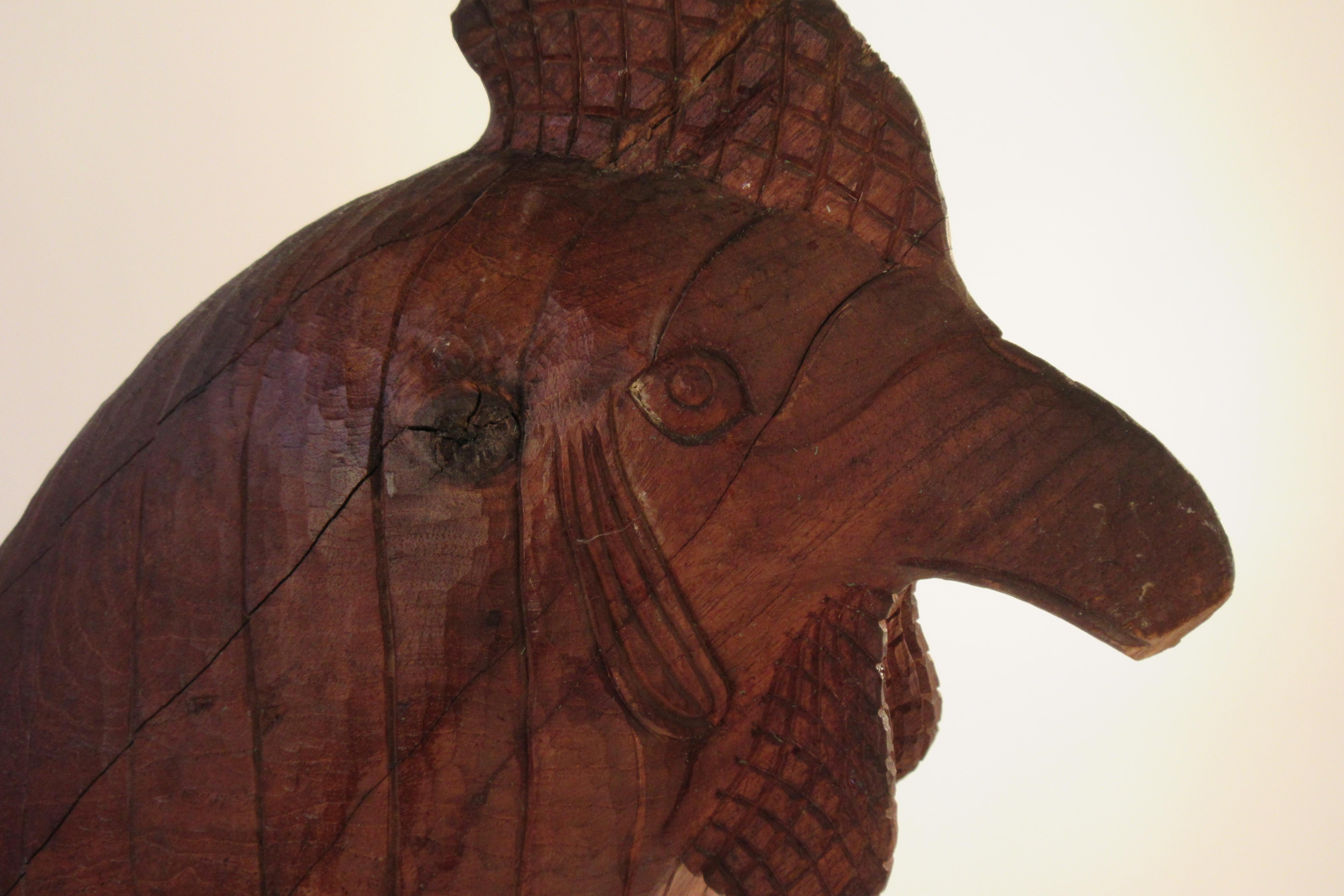 Milieu du XXe siècle Grand coq en bois sculpté d'artisanat des années 1940 en vente