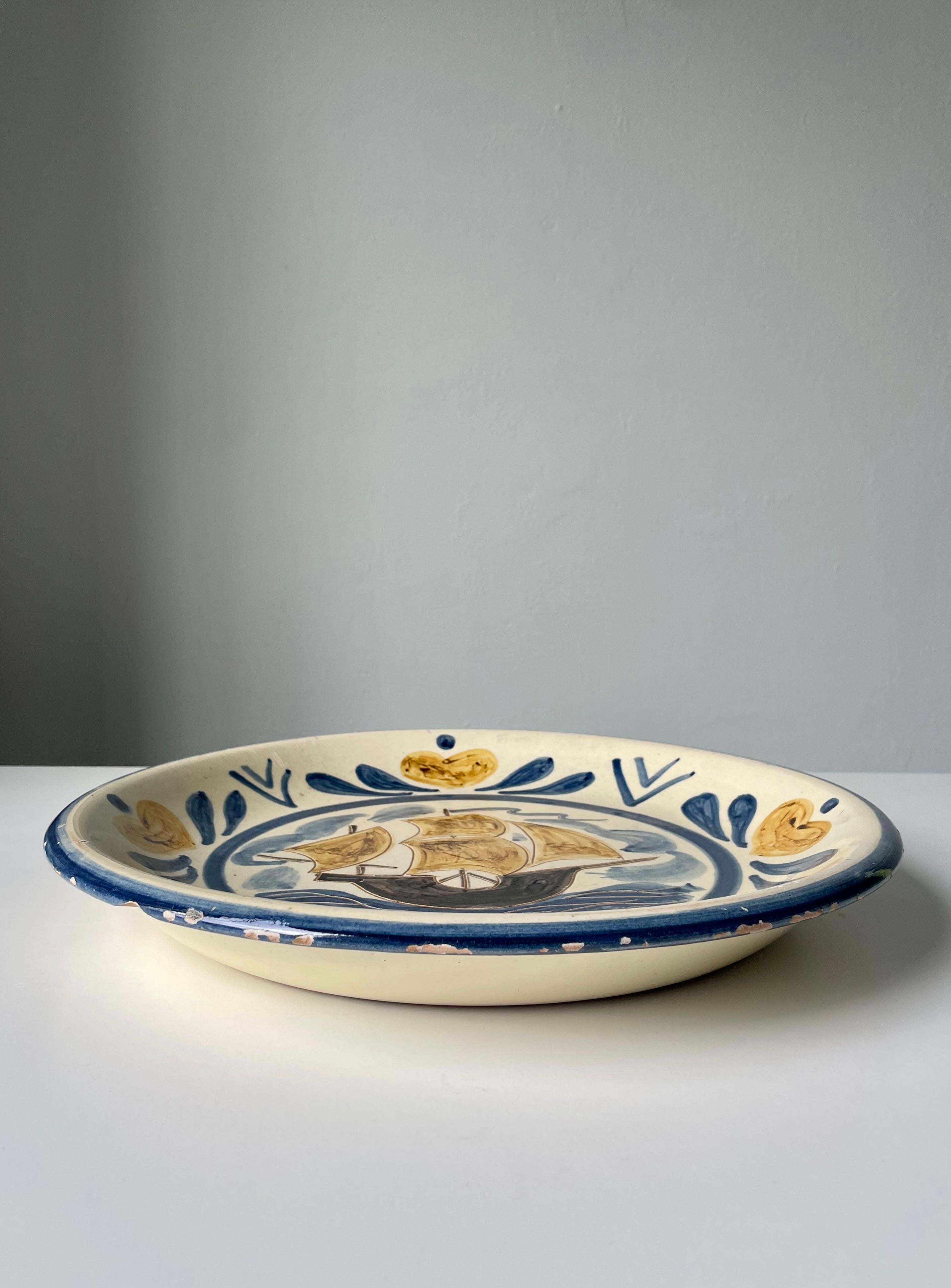 Smaltato Humlebæk Grande ciotola decorativa danese degli anni '40 dipinta a mano in vendita