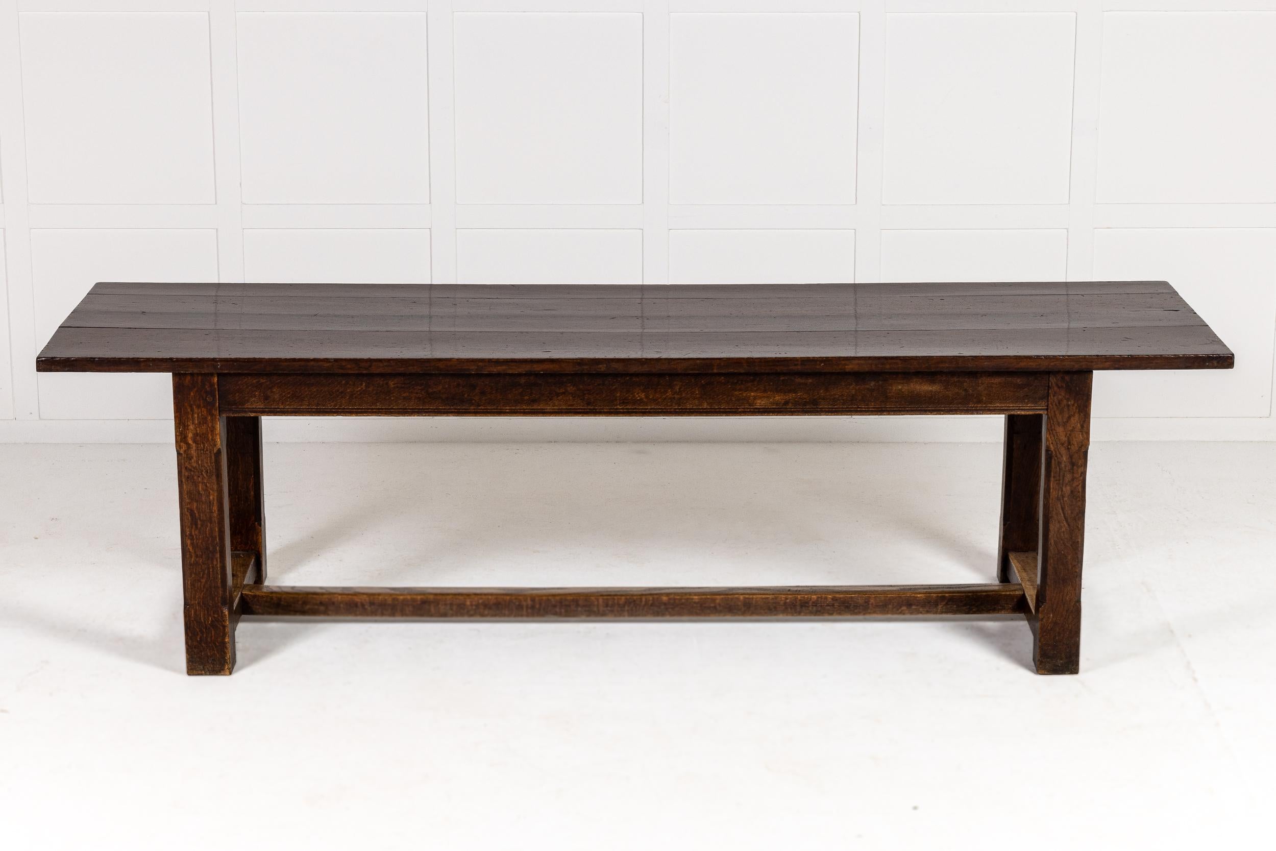 Un grande tavolo da fattoria in Oak Oak degli anni '40.

Realizzato in Oak. Questo tavolo ha un piano a tre assi, gambe smussate e un semplice stiracchio a forma di H. Il tutto è realizzato con legname di buona fattura che ha raggiunto un colore e