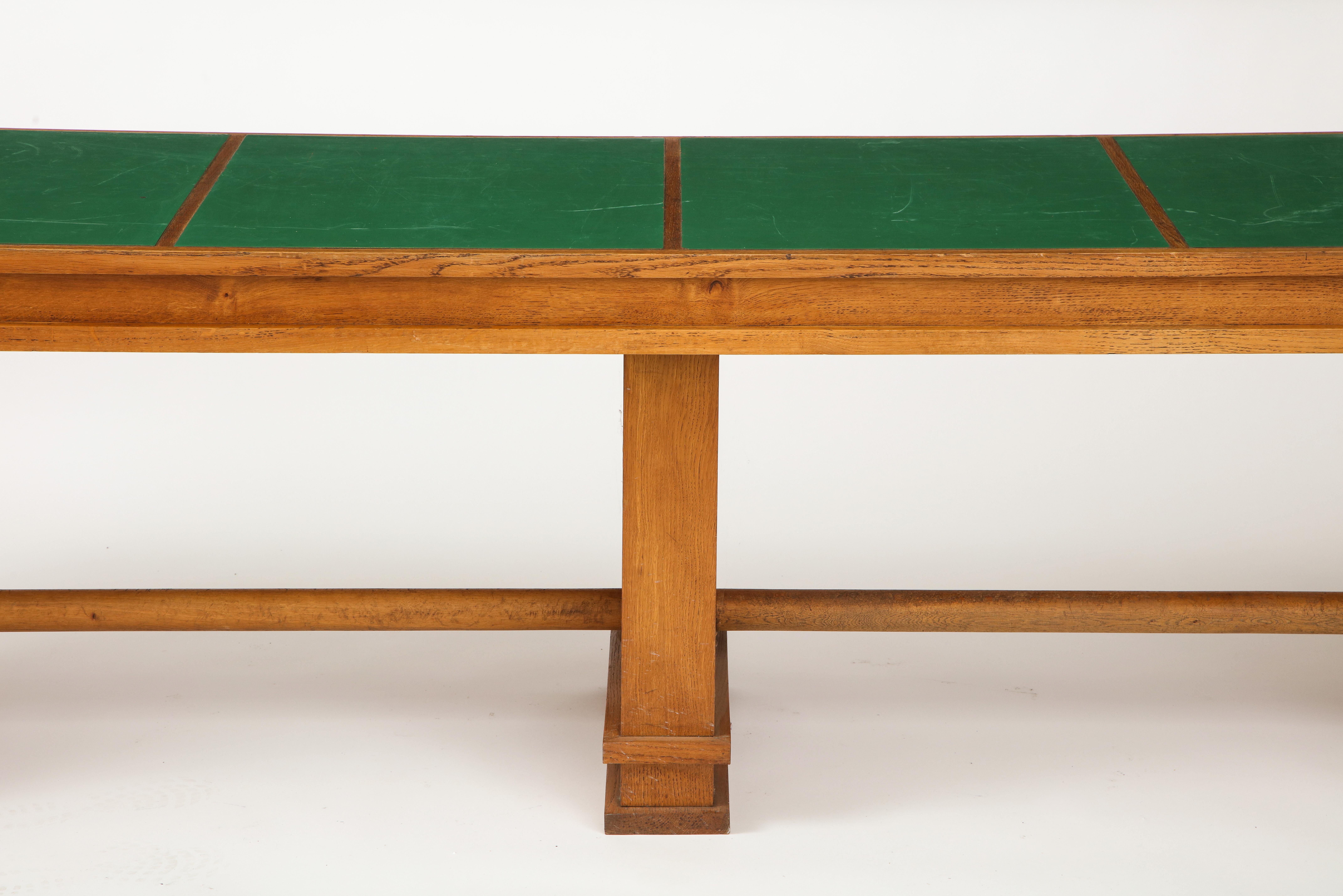 Grande table de bibliothèque en chêne massif français des années 1940 en vente 5