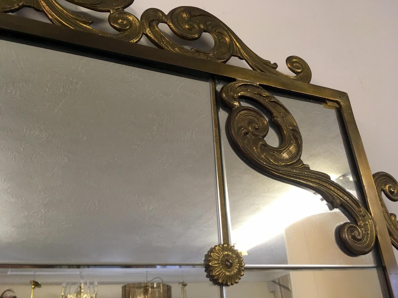 Large Italian 1940s-1950s mirror
Brass frame and brass buttons
Floor standing.
    