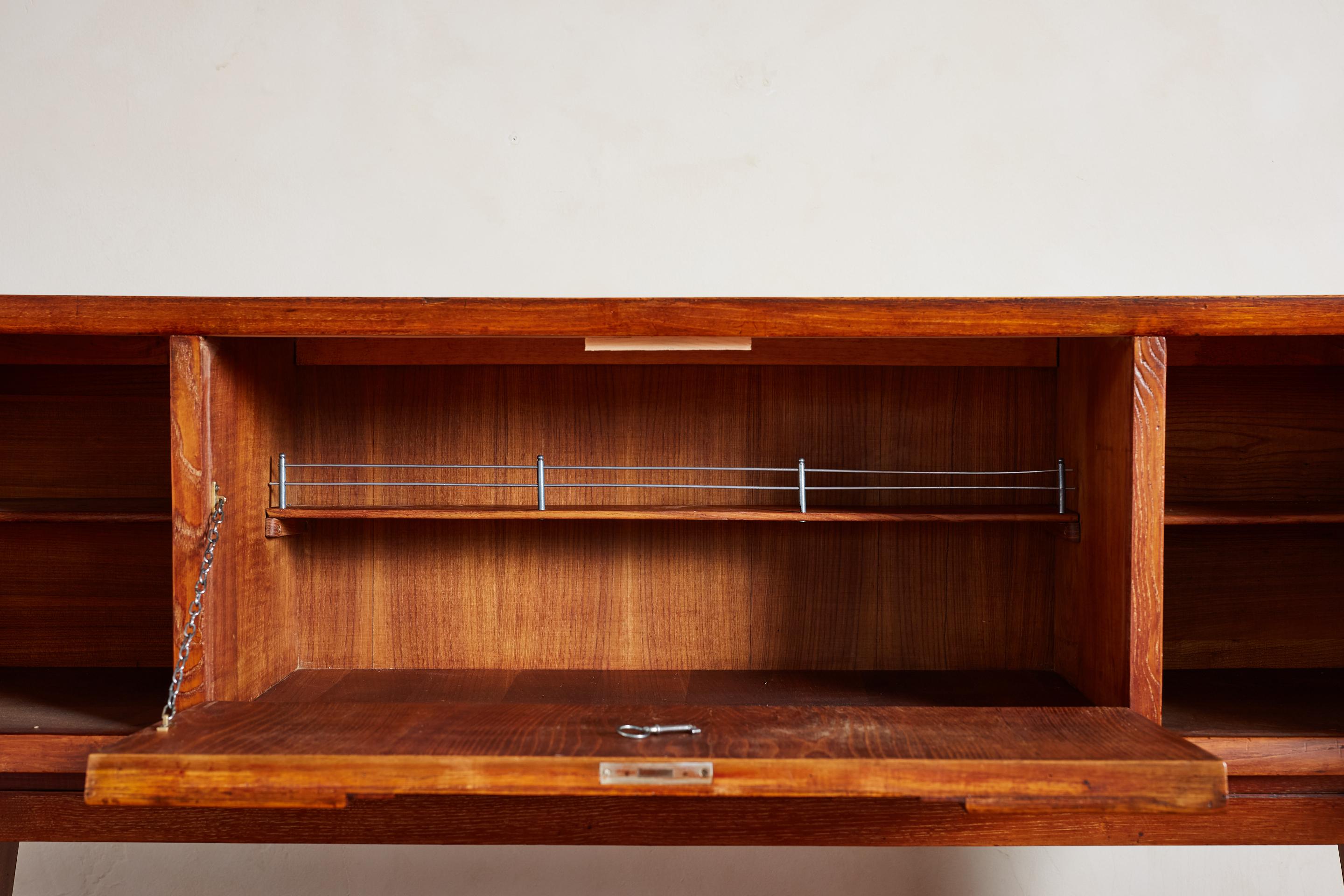 Grande credenza italiana intagliata degli anni '40 In condizioni buone in vendita a Beverly Hills, CA