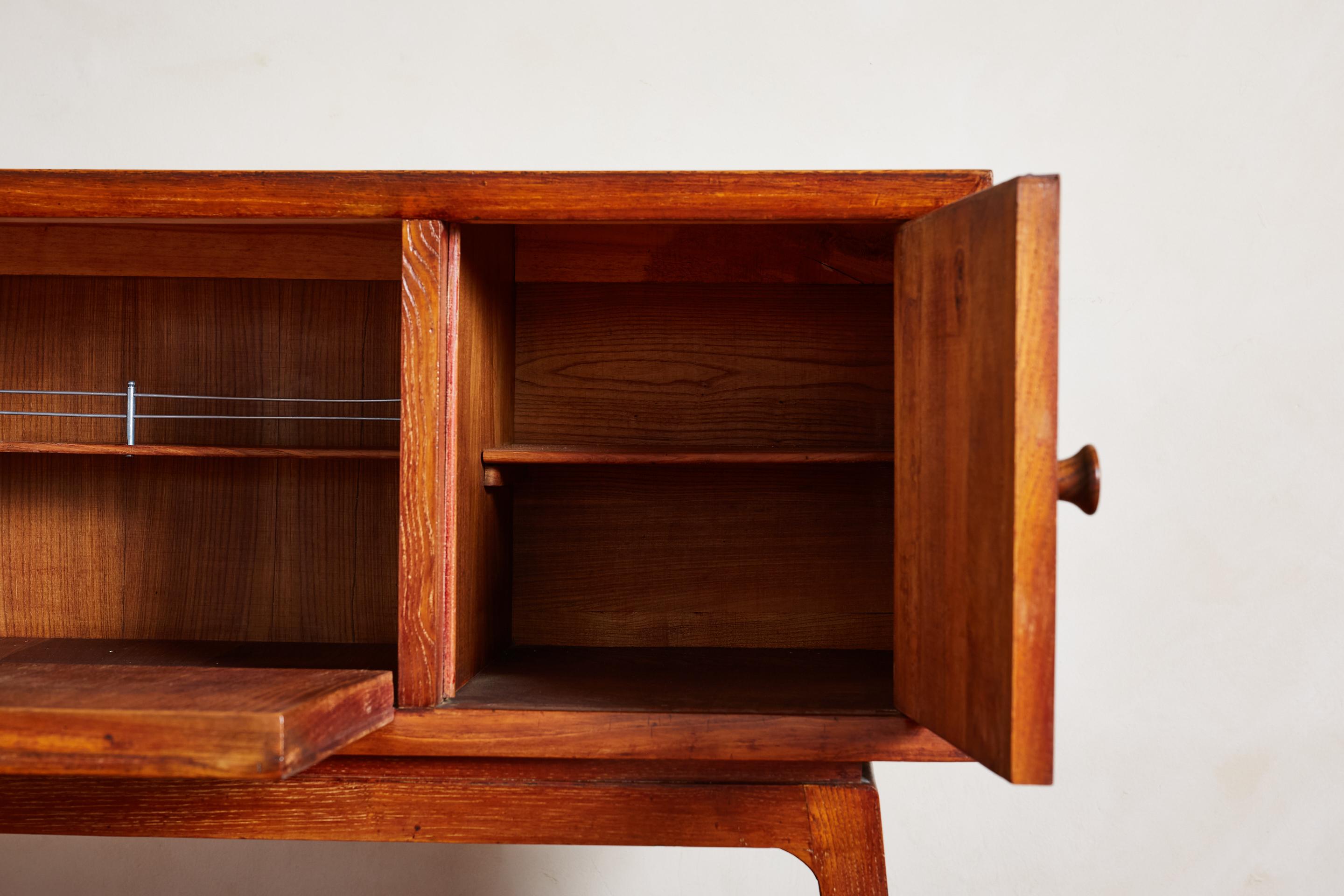 Metà XX secolo Grande credenza italiana intagliata degli anni '40 in vendita