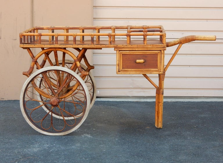 Groer japanischer Rohrstock and Rattan Servierwagen aus den 1940er Jahren  im Angebot bei 1stDibs Deutschland