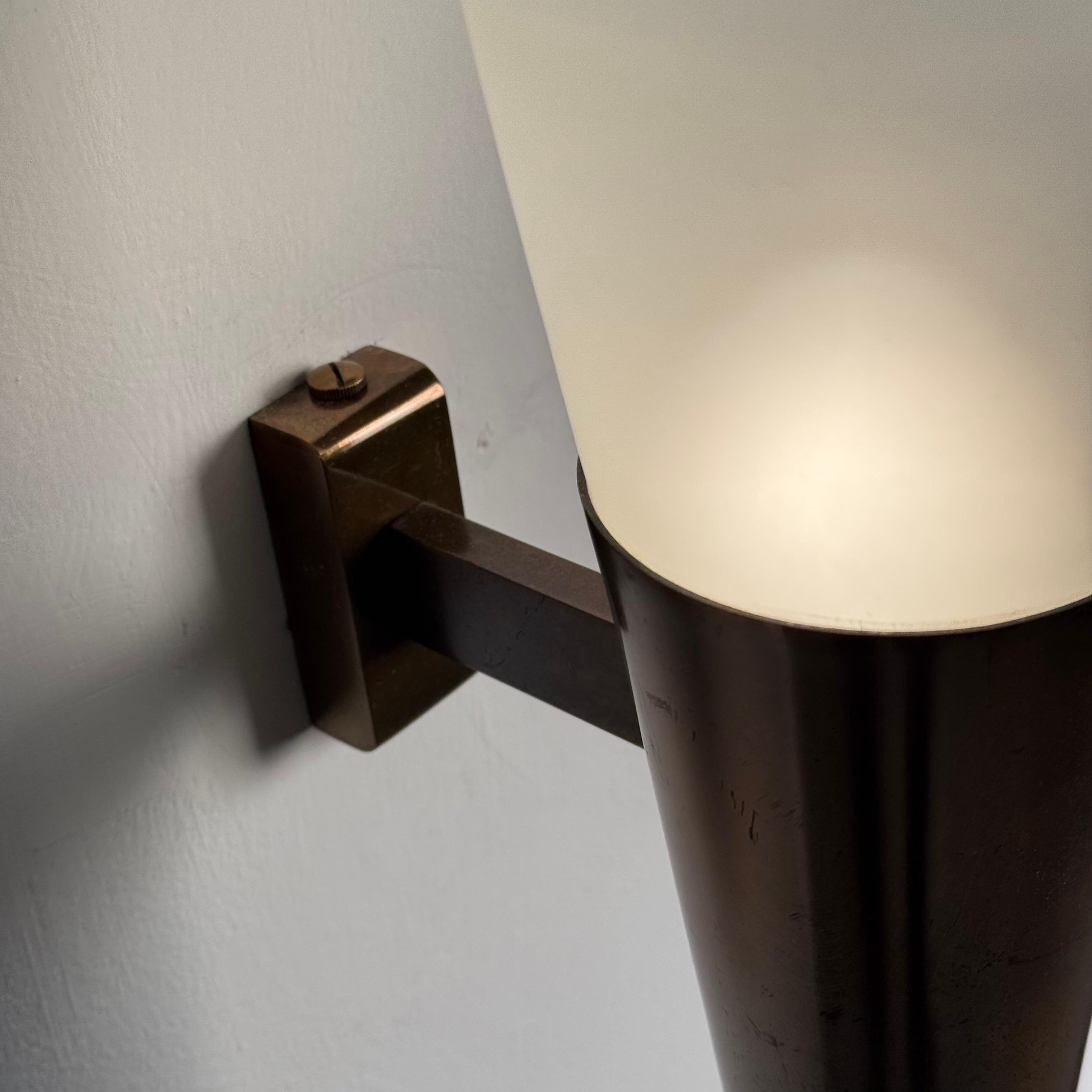 Milieu du XXe siècle Large 1940s “Model 1537” Wall Lights by Pietro Chiesa for Fontana Arte en vente