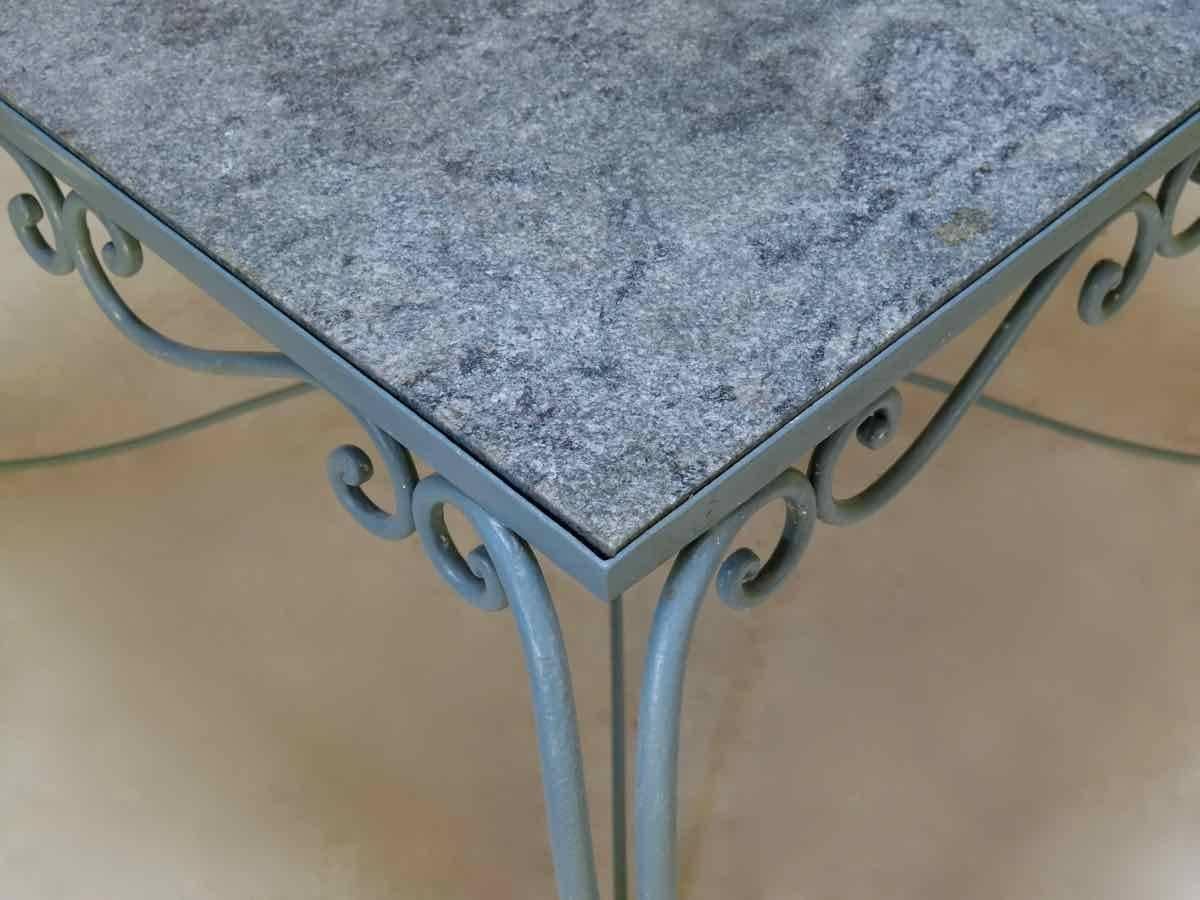 Großer quadratischer Esstisch aus Schmiedeeisen und Granit aus Frankreich aus den 1940er Jahren (Gemalt) im Angebot