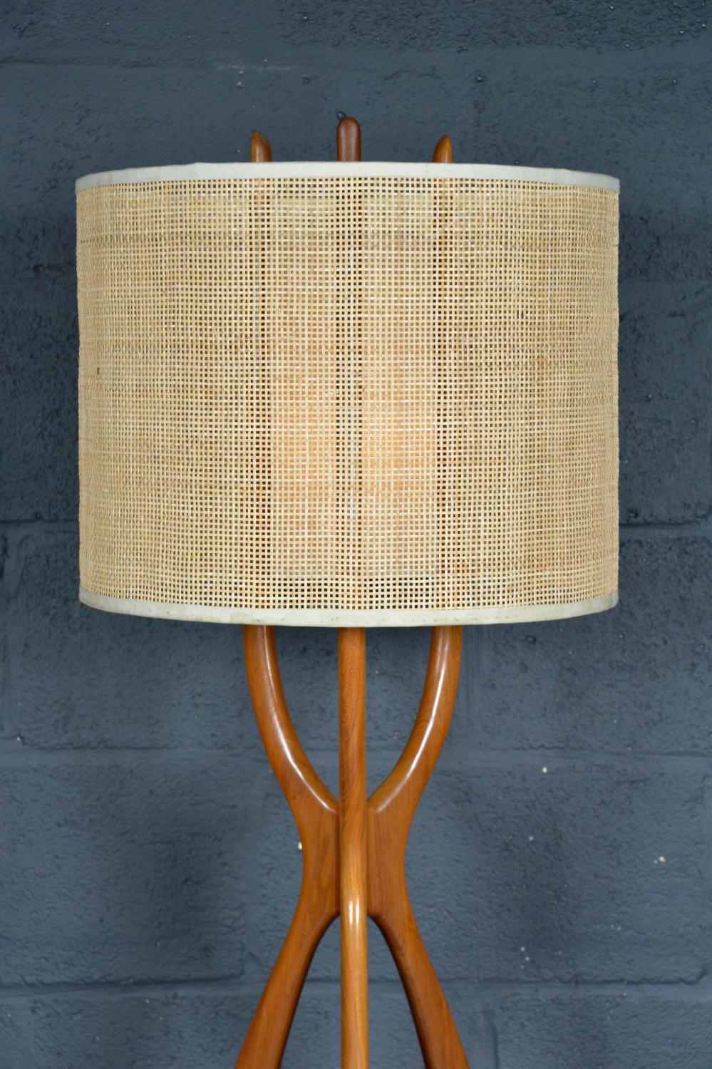 Large 1950 Walnut Midcentury American Floor Lamp by David Shreve for V H Woolums For Sale 3