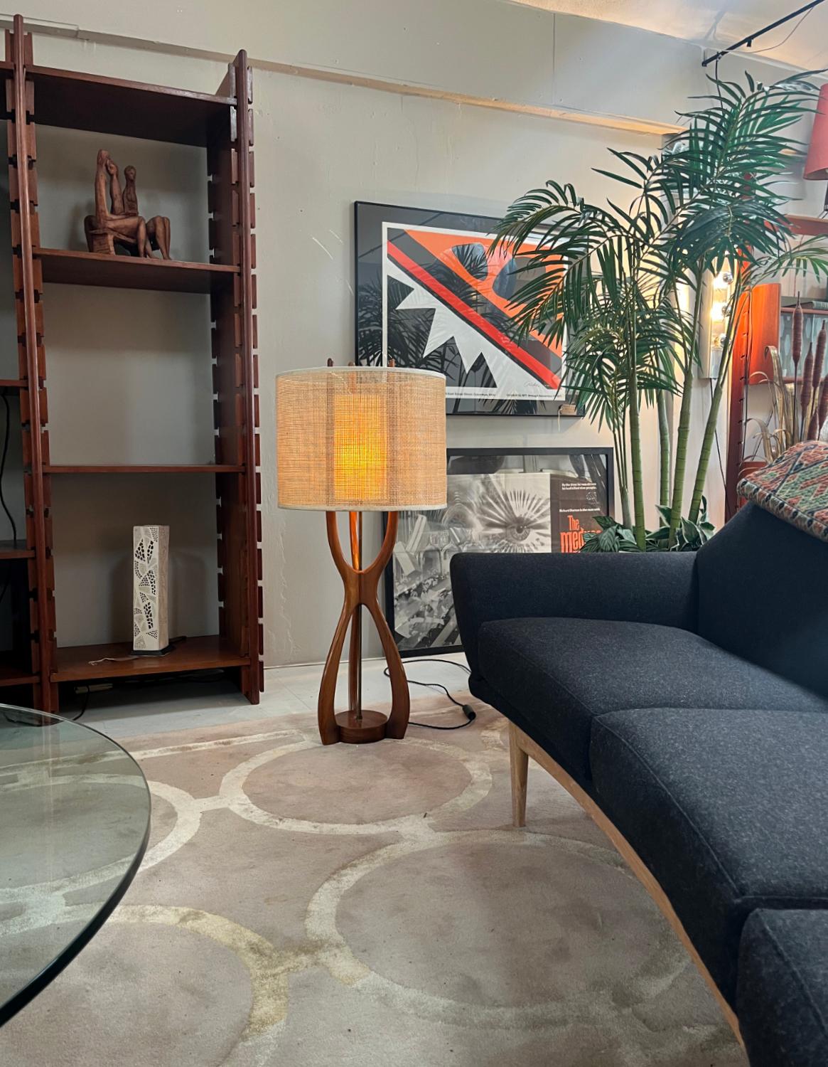 Large 1950 Walnut Midcentury American Floor Lamp by David Shreve for V H Woolums In Good Condition For Sale In Sherborne, Dorset