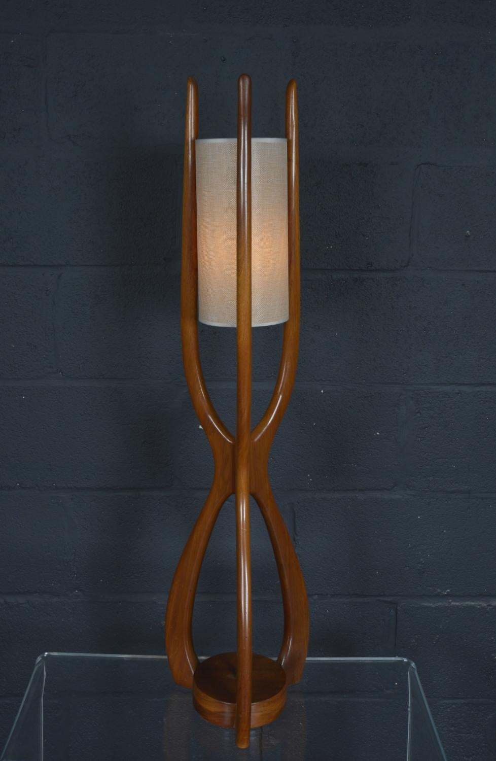 Large 1950 Walnut Midcentury American Floor Lamp by David Shreve for V H Woolums For Sale 2