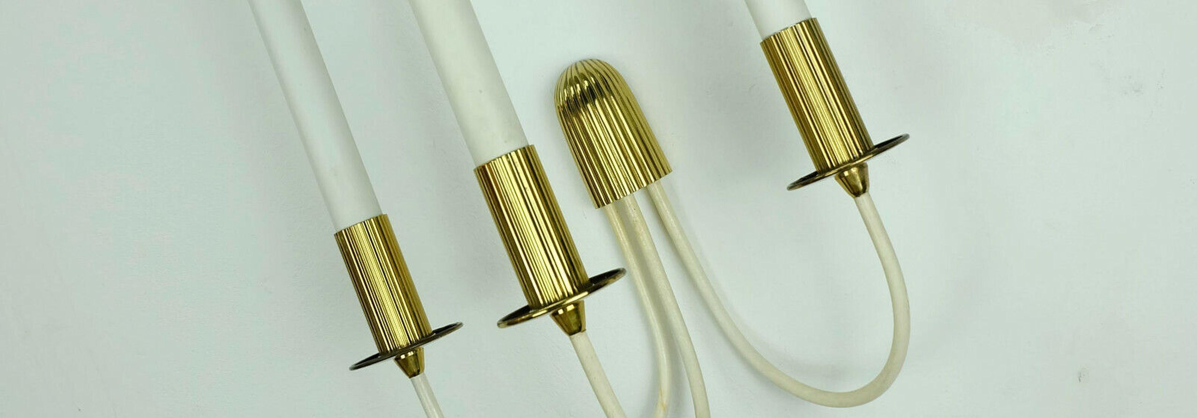 Very beautiful large 1950s to early 1960s midcentury wall lamp. Made of brass and off-white lacquered metal. For 3 E14 bulbs.

Good condition with minor wear. The lamp is in full working order. We recommend professional installation.
 
Measures: