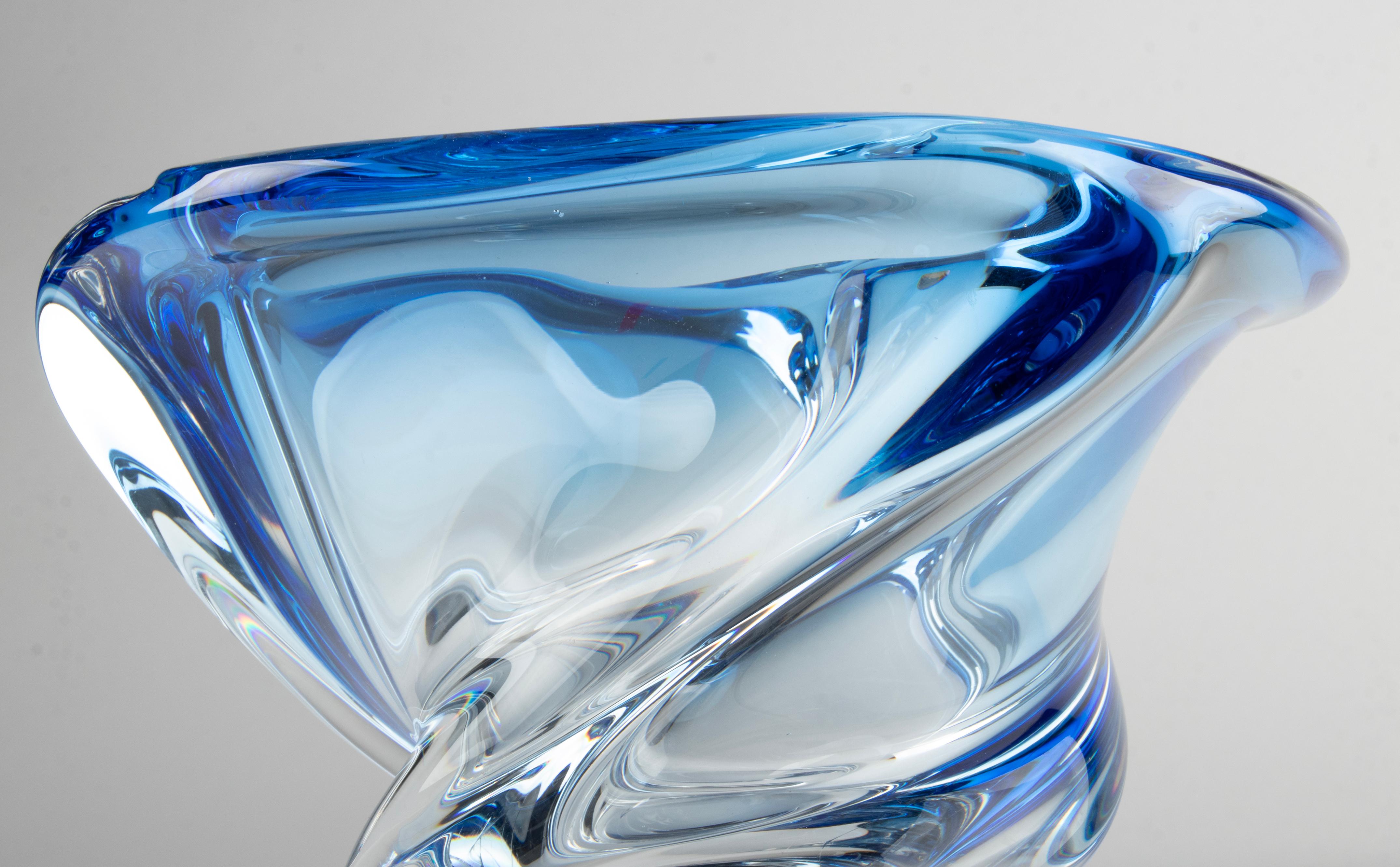 Grand vase de forme libre en cristal bleu des années 1950 par Val Saint Lambert en vente 9