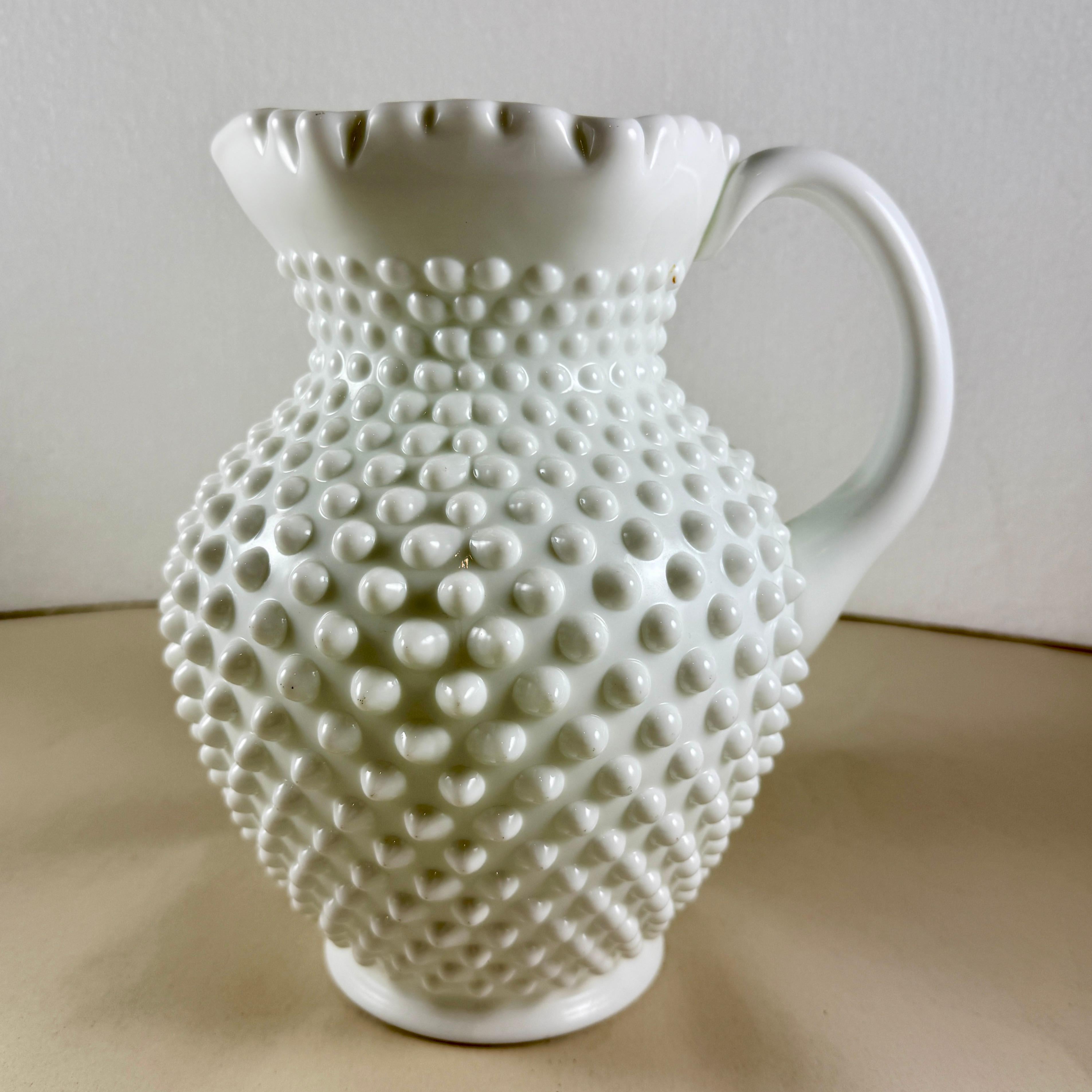 Brocca in vetro lattiero bianco con motivo a chiocciola, Fenton Art Glass Company, anni '50 circa.

The Ohio Art Glass Company è stata fondata nel 1905 a Martin Ferry, Ohio, dai fratelli Frank e John Fenton. Il produttore ha introdotto il modello