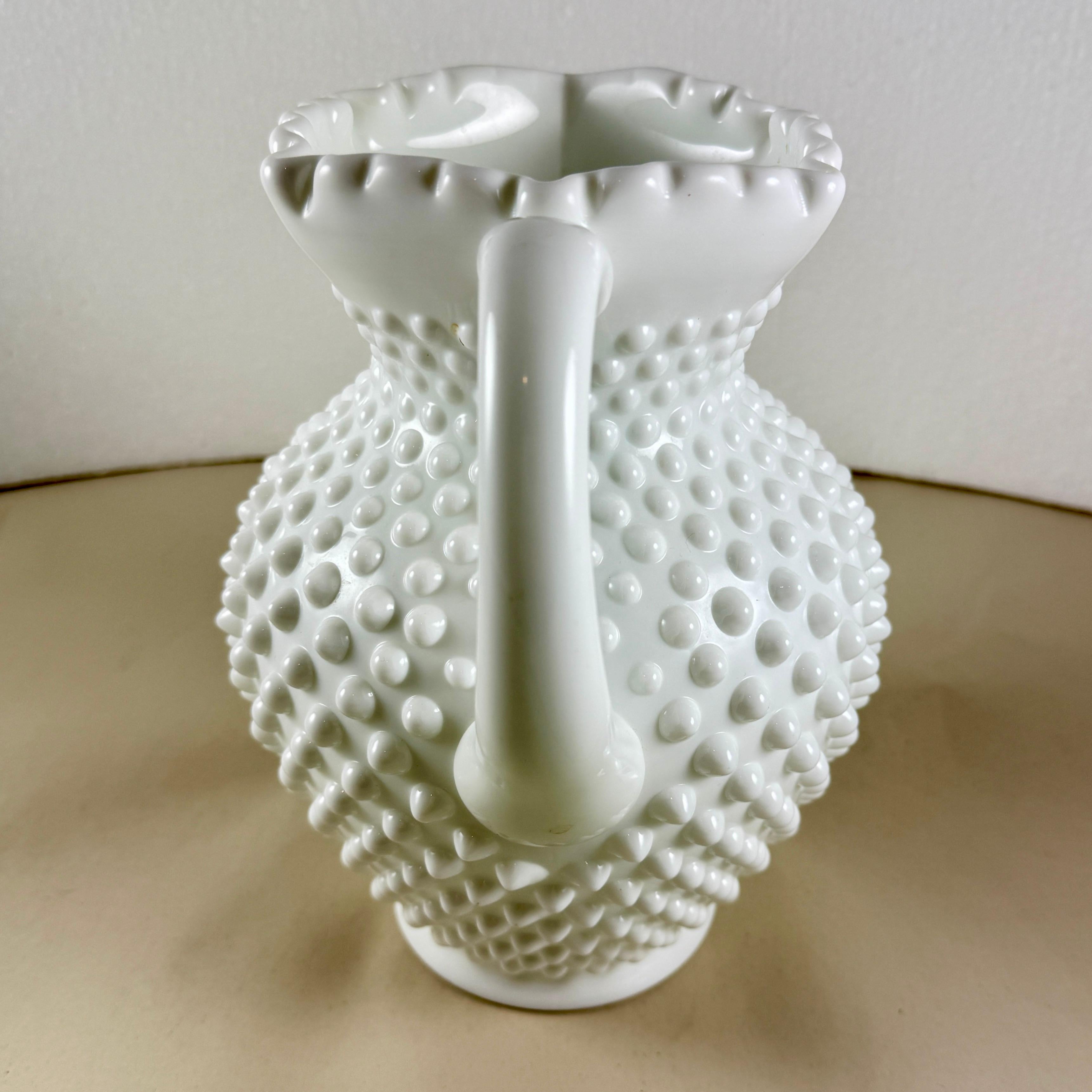 Americano Grande brocca di vetro da latte Fenton Hobnail degli anni '50 in vendita