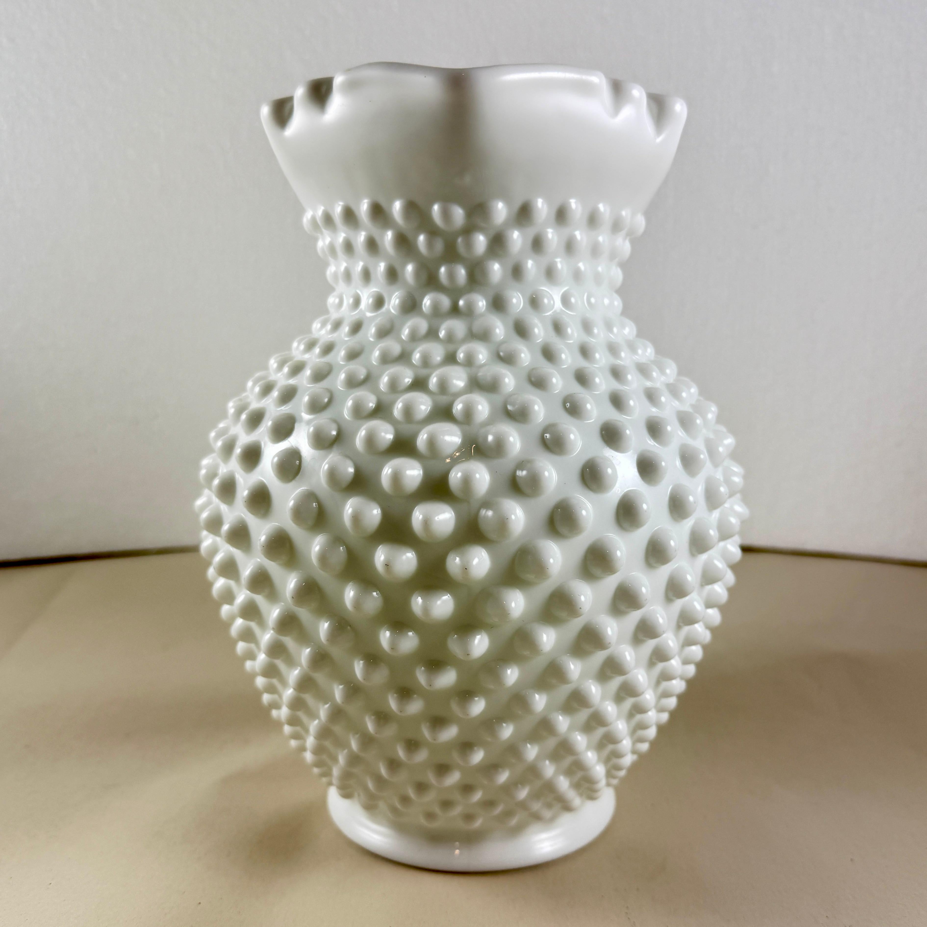 Grande brocca di vetro da latte Fenton Hobnail degli anni '50 In condizioni buone in vendita a Philadelphia, PA