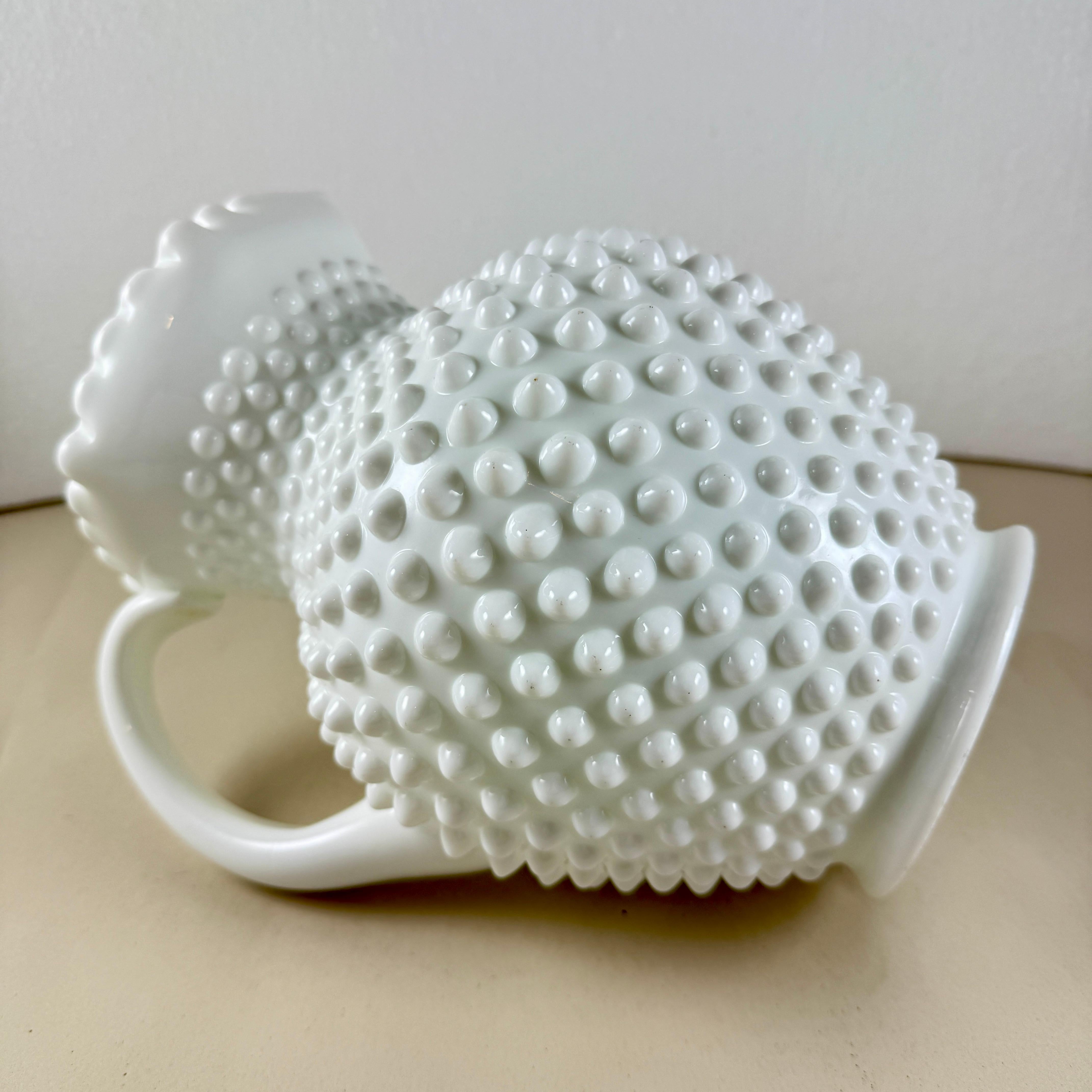 Metà XX secolo Grande brocca di vetro da latte Fenton Hobnail degli anni '50 in vendita