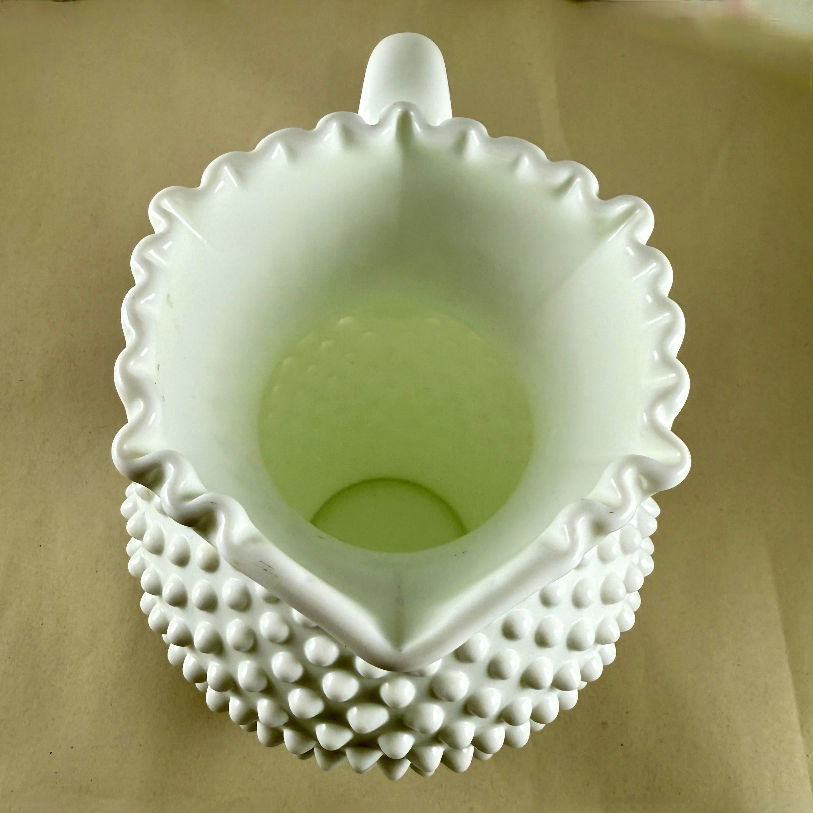 Vetro lattimo Grande brocca di vetro da latte Fenton Hobnail degli anni '50 in vendita