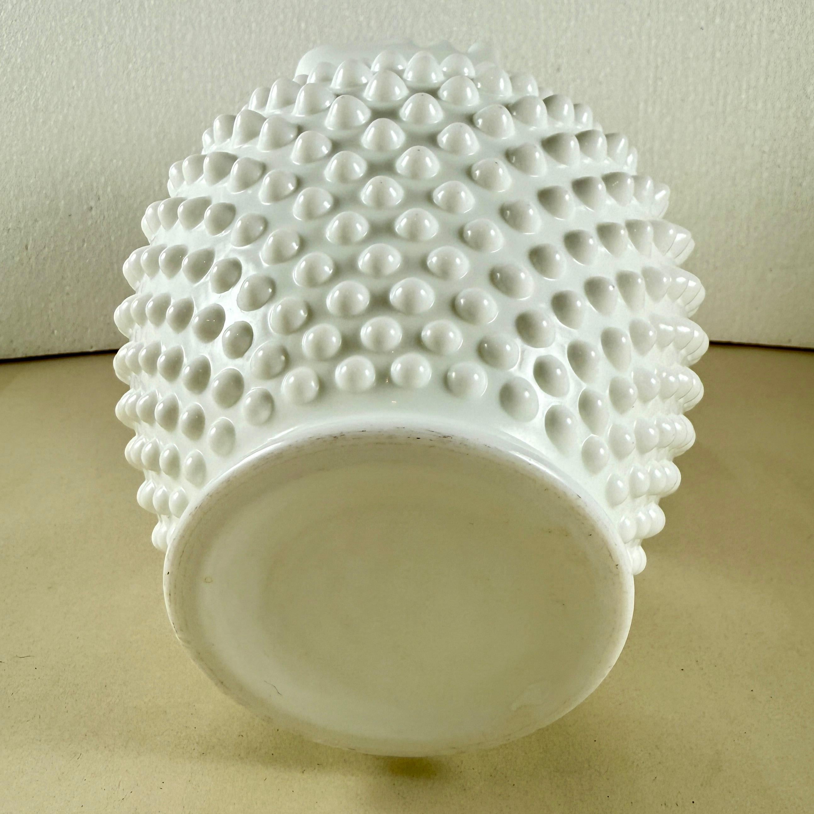 Grande brocca di vetro da latte Fenton Hobnail degli anni '50 in vendita 1