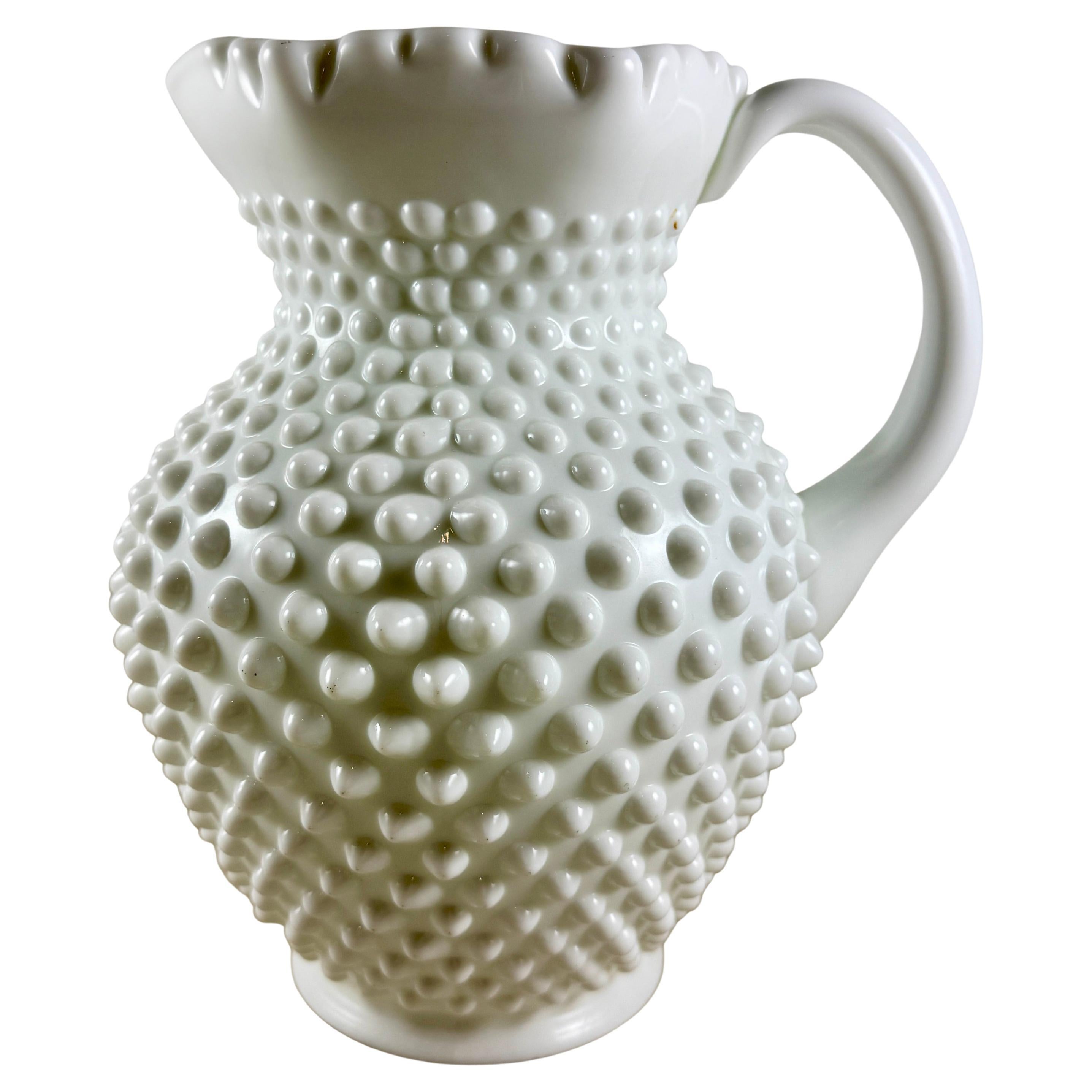 Grande brocca di vetro da latte Fenton Hobnail degli anni '50 in vendita