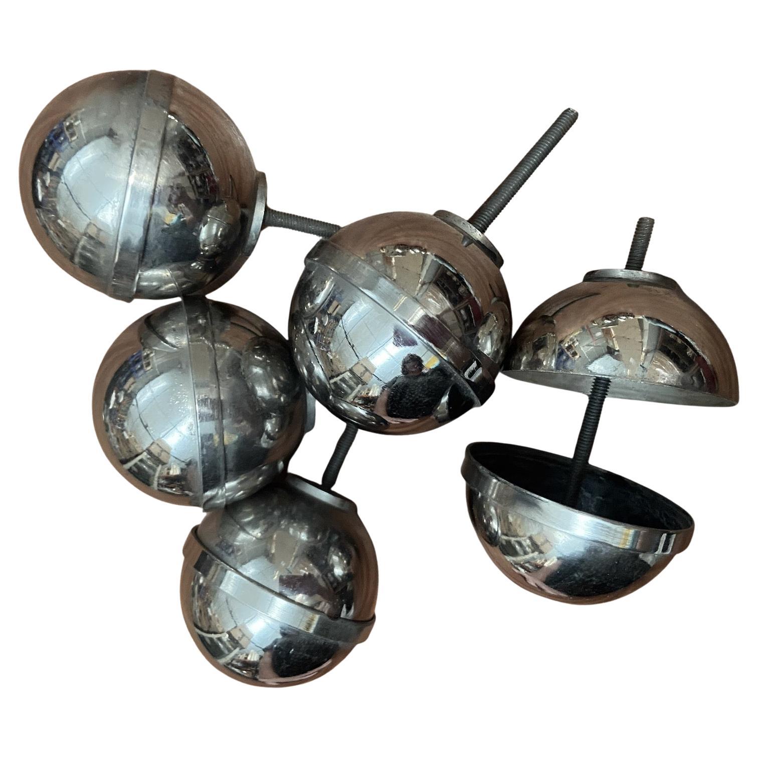 Mid-Century Modern Grandes poignées chromées des années 1950 pour tables de chevet, armoires, tiroirs ... en vente