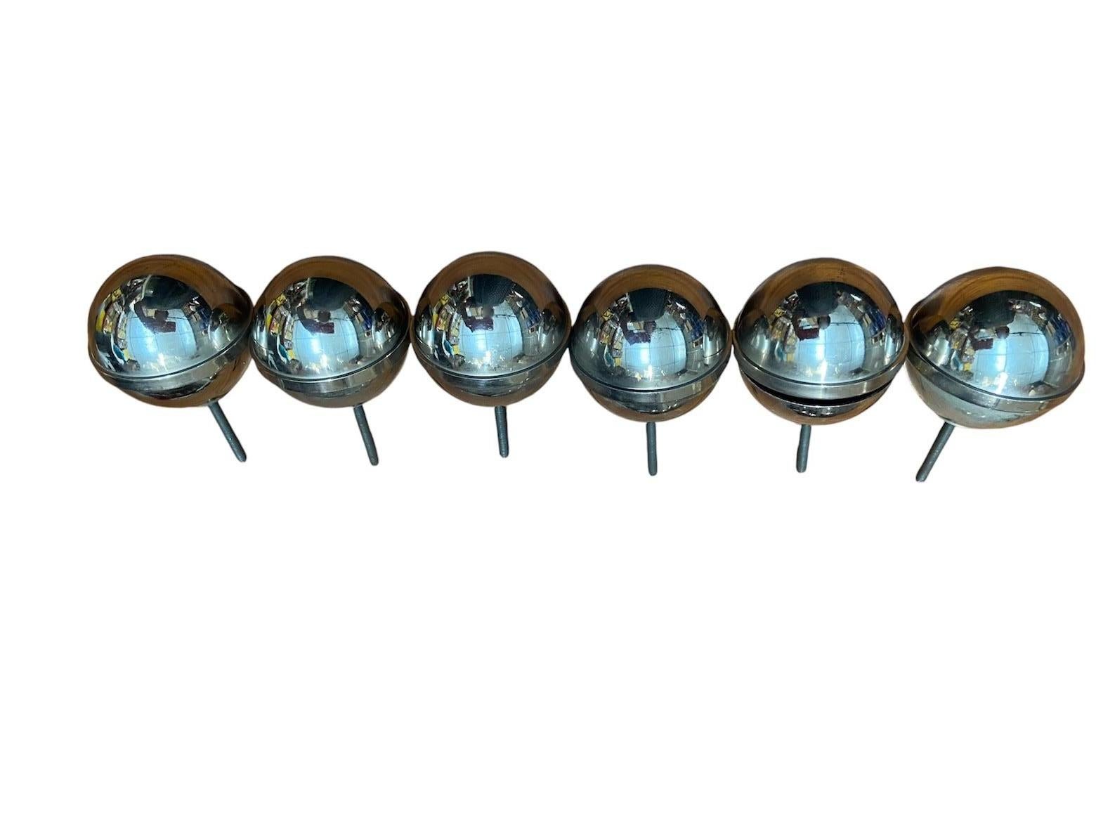 Grandes poignées chromées des années 1950 pour tables de chevet, armoires, tiroirs ... en vente 2