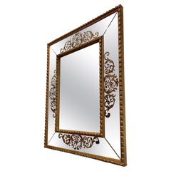 Grande specchio francese del 1950 con decorazioni in legno dorato