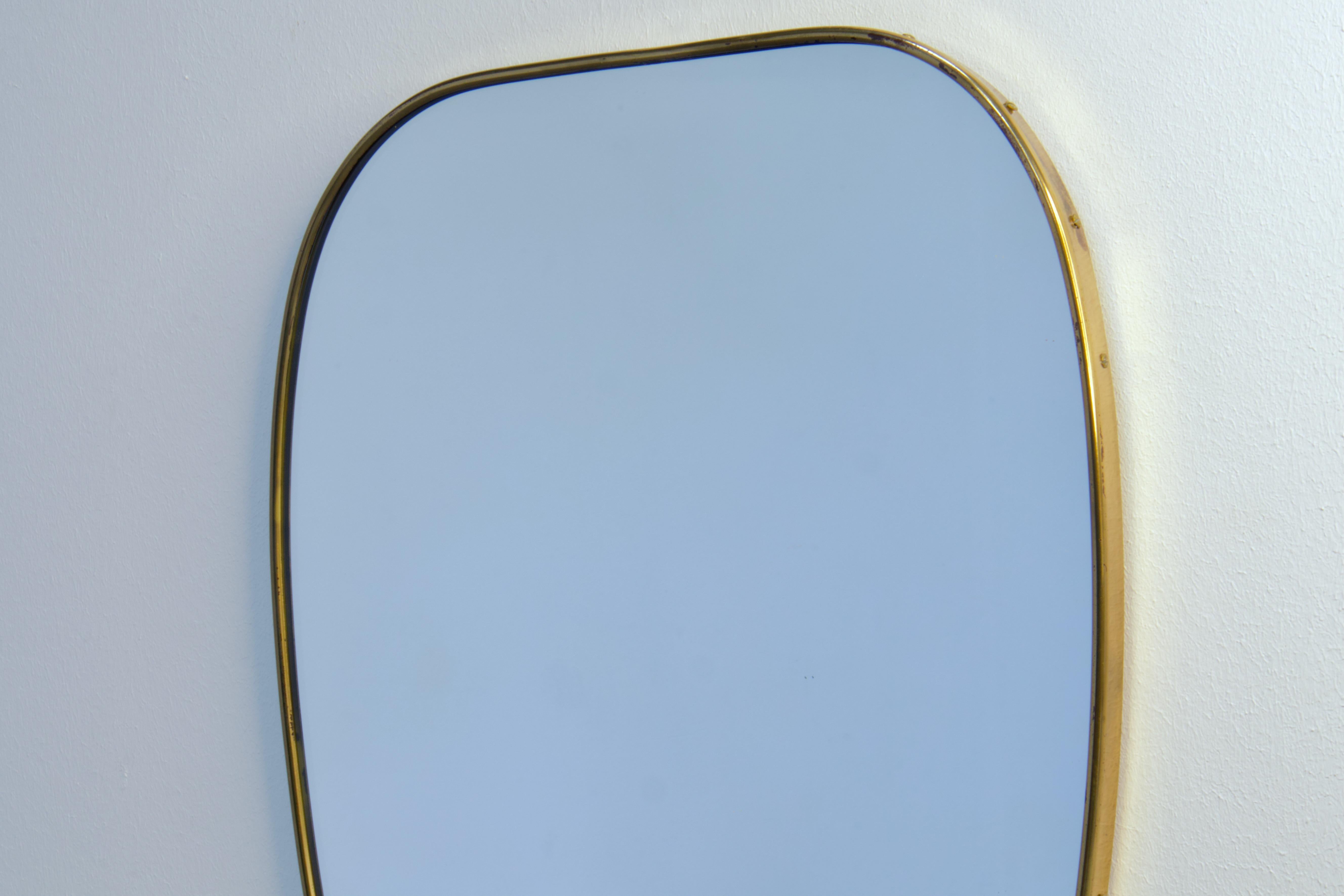 Large 1950s Gio Ponti Era Mid-Century Modern Italian Brass Wall Mirror In Good Condition For Sale In Grand Cayman, KY