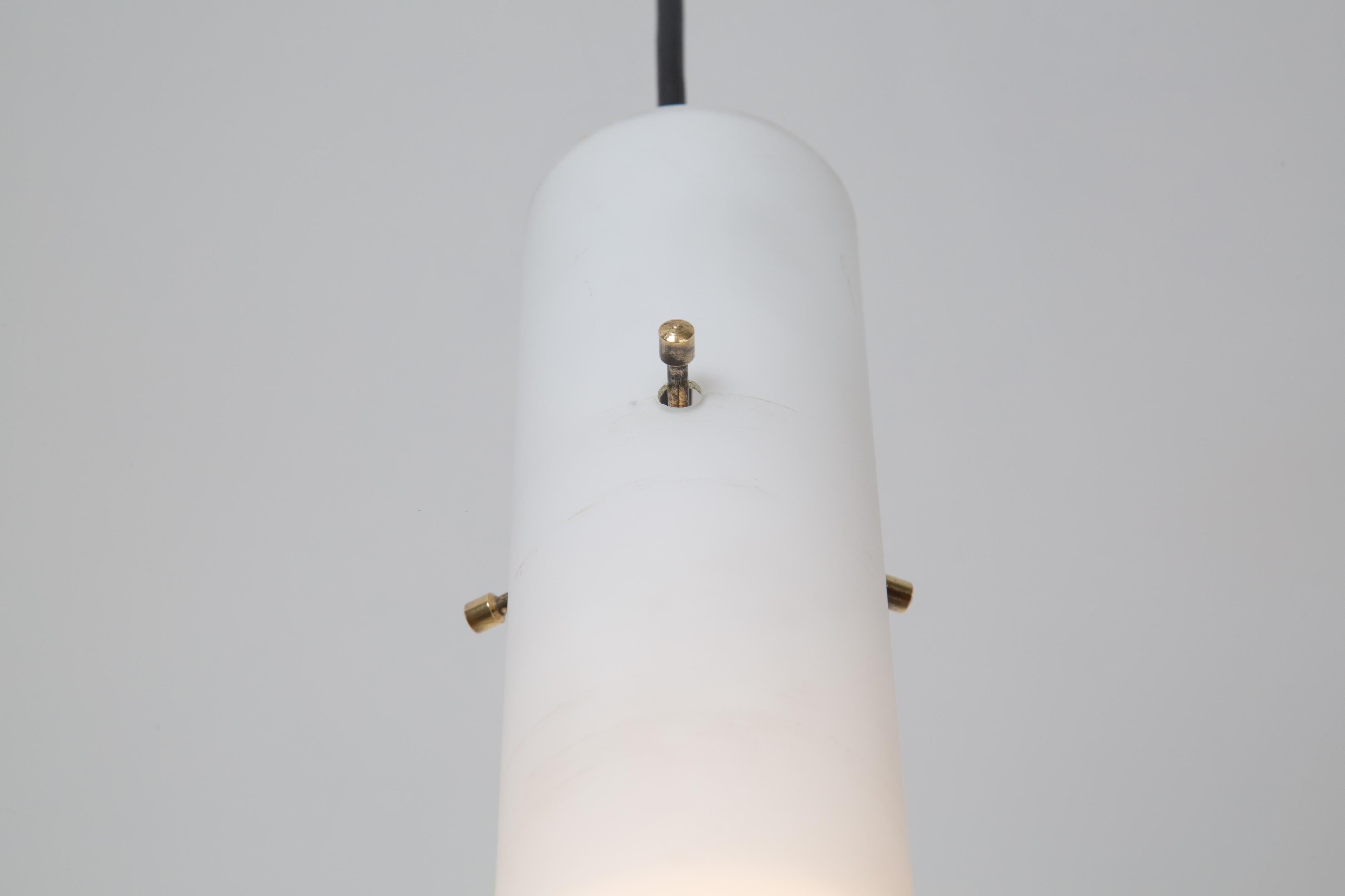 italien Grande lampe à suspension en verre et laiton des années 1950 attribuée à Stilnovo en vente