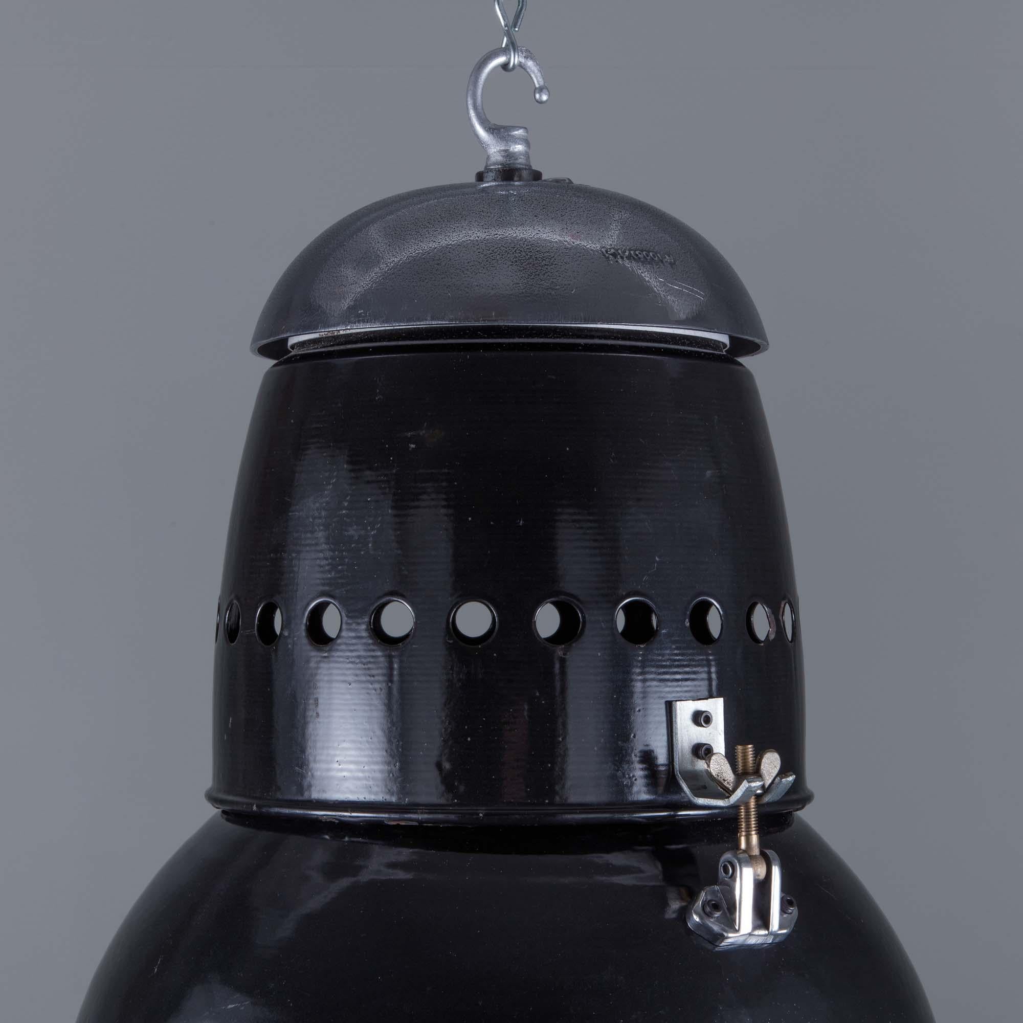 Large 1950s Hungarian Black Industrial Pendant Light by EKA im Zustand „Gut“ im Angebot in Leicester, Leicestershire