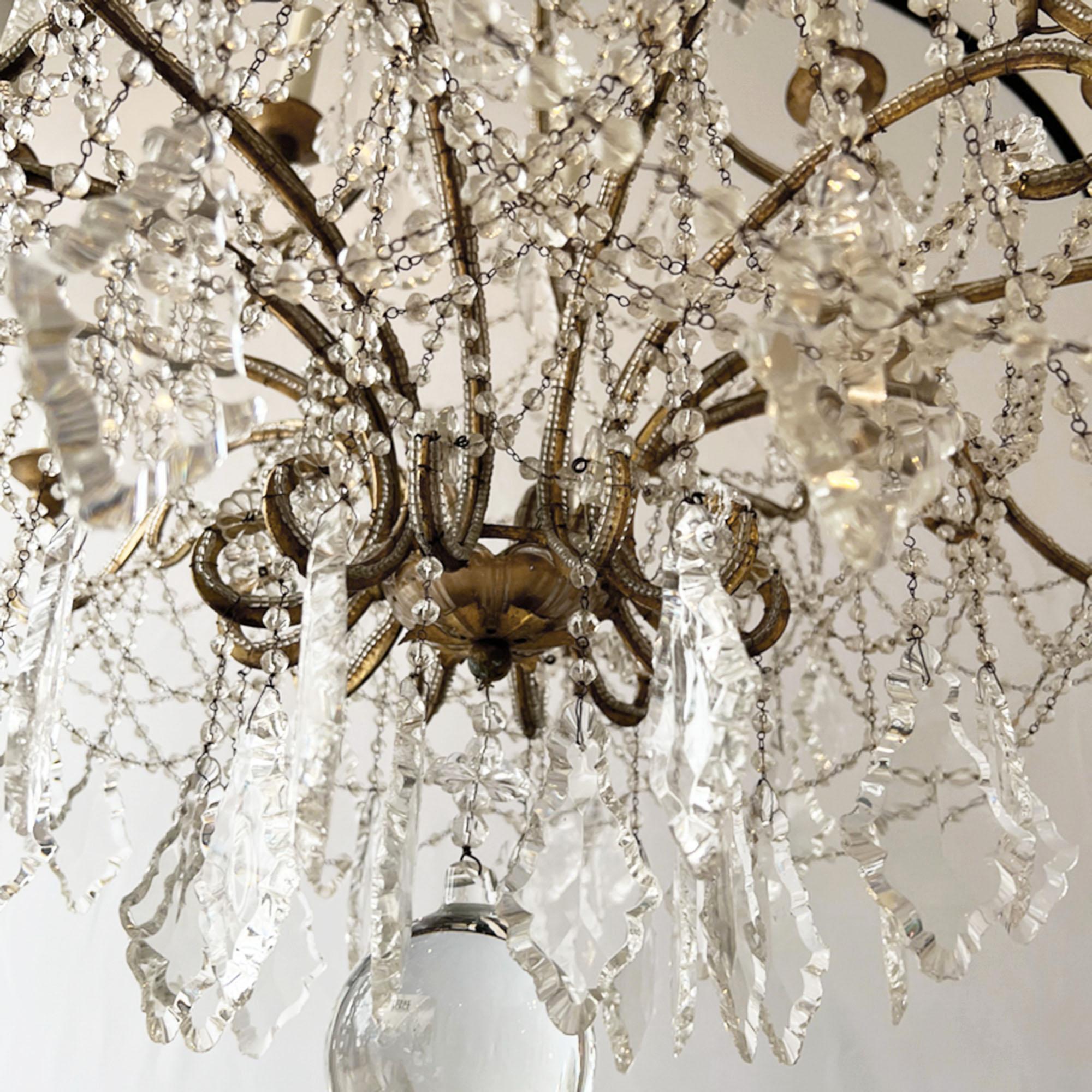 Un lustre perlé étonnant, fabriqué en Italie dans les années 1950.

Hautement décoratif et magnifiquement réalisé avec un cadre en métal doré. 

Grande échelle et magnifique !
