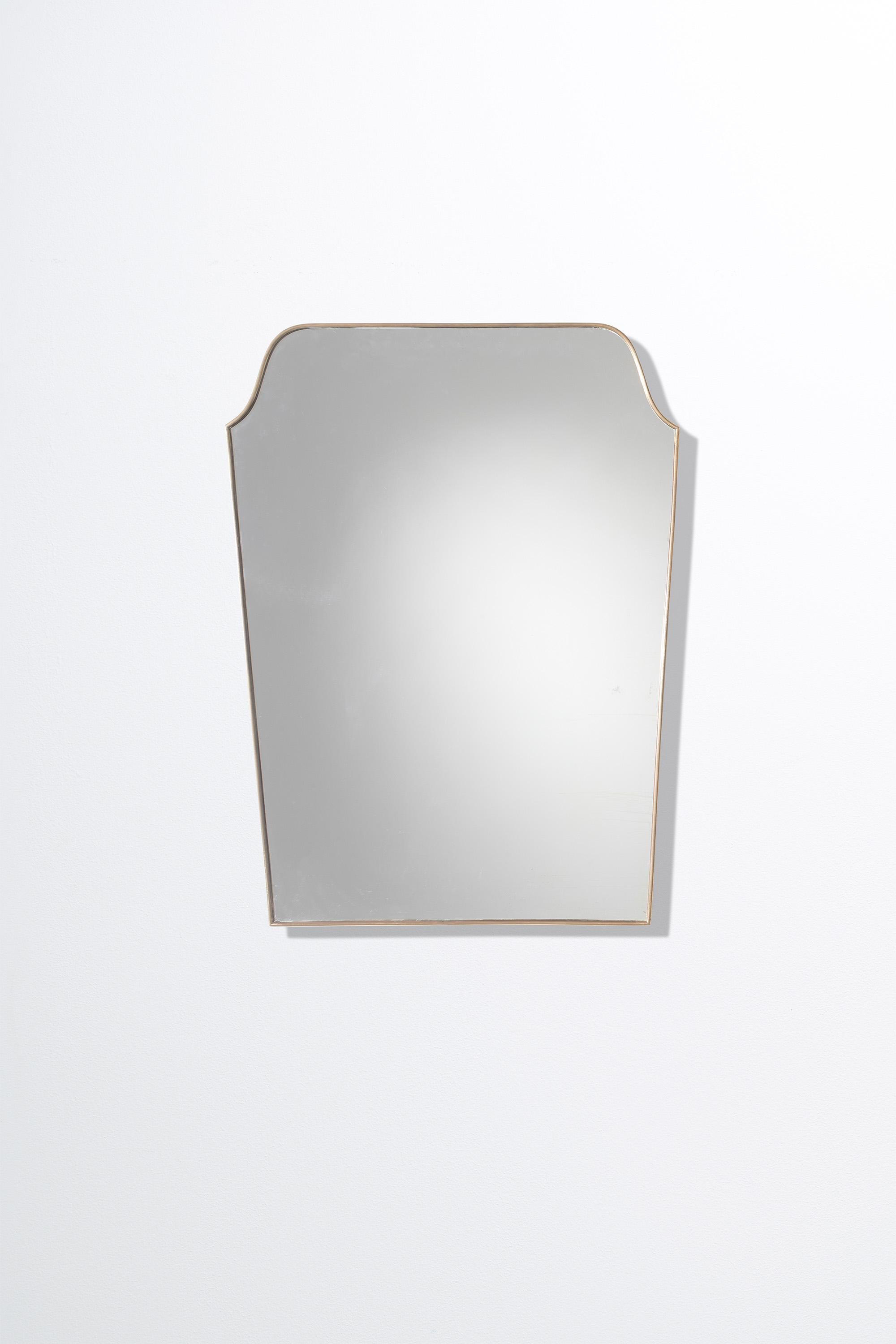 Eine fantastische Qualität 1950er Jahre Italienisch Messing gerahmt Spiegel von nützlichen Proportionen.

Der vergoldete Messingrahmen hat insgesamt eine schöne Patina. Die Original-Spiegelplatte ist in sehr gutem Zustand, ohne sichtbare Chips oder