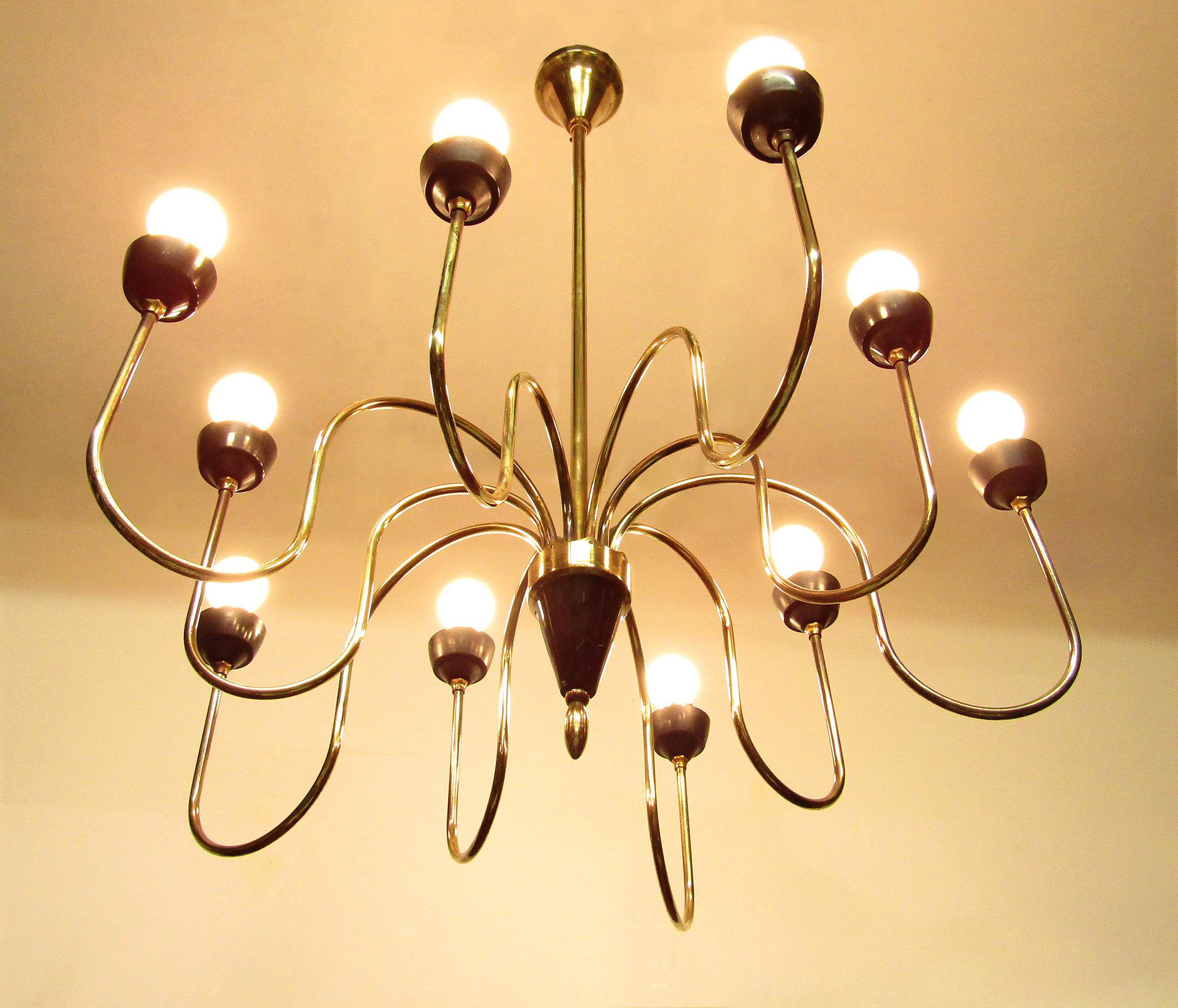 A large, original 1950s Italian chandelier attributed to Angelo Lelli for Arredoluce. It also has similarities to Oscar Torlasco designs.

This elegant chandelier has ten finely-wrought arms, which subtly alternate in depth and height. The