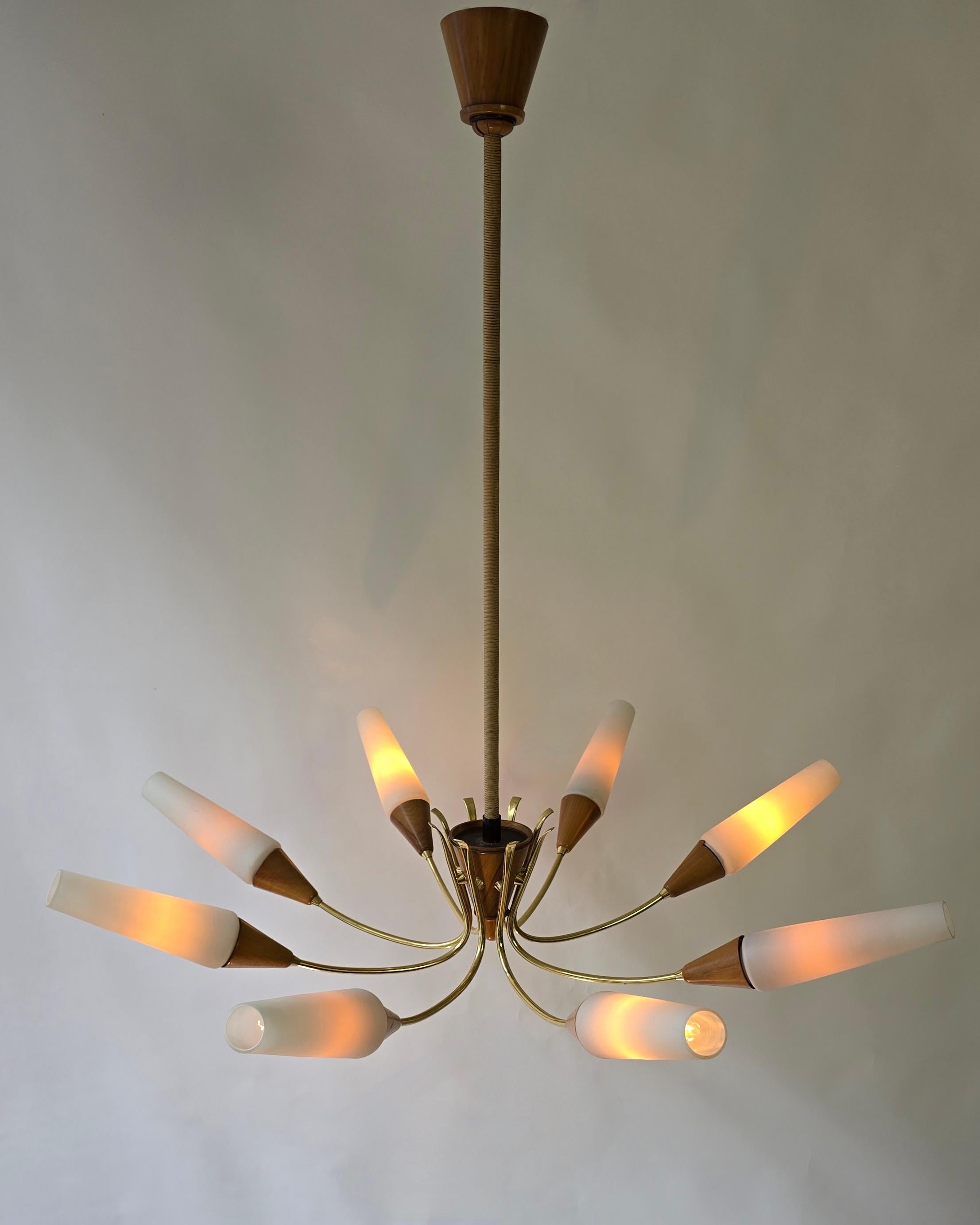 Large 1950s Italian Chandelier In Brass, Glass and wood For Sale 5
