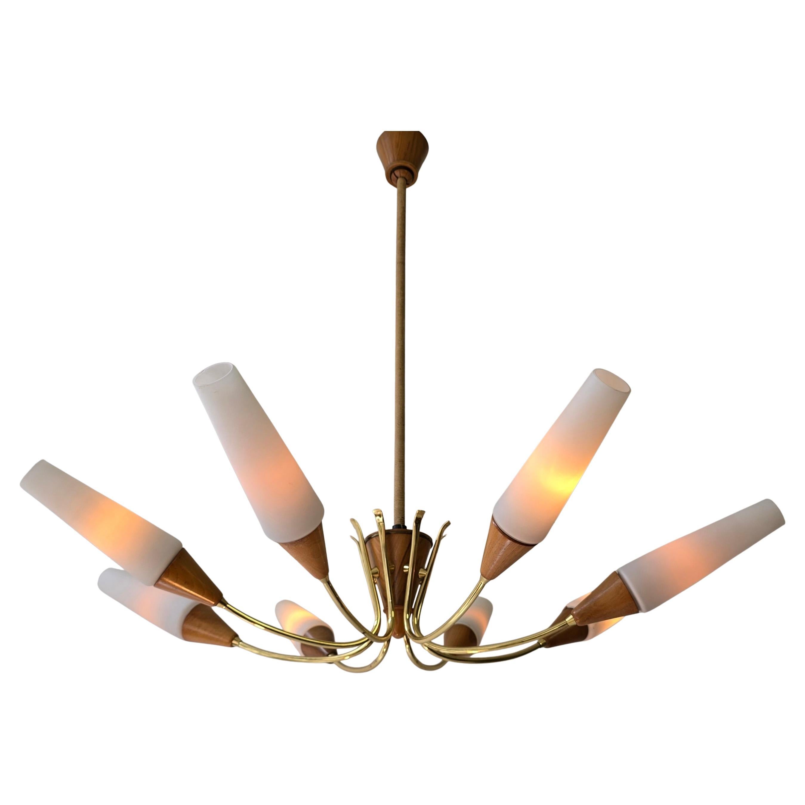 Large 1950s Italian Chandelier In Brass, Glass and wood In Good Condition For Sale In Antwerp, BE