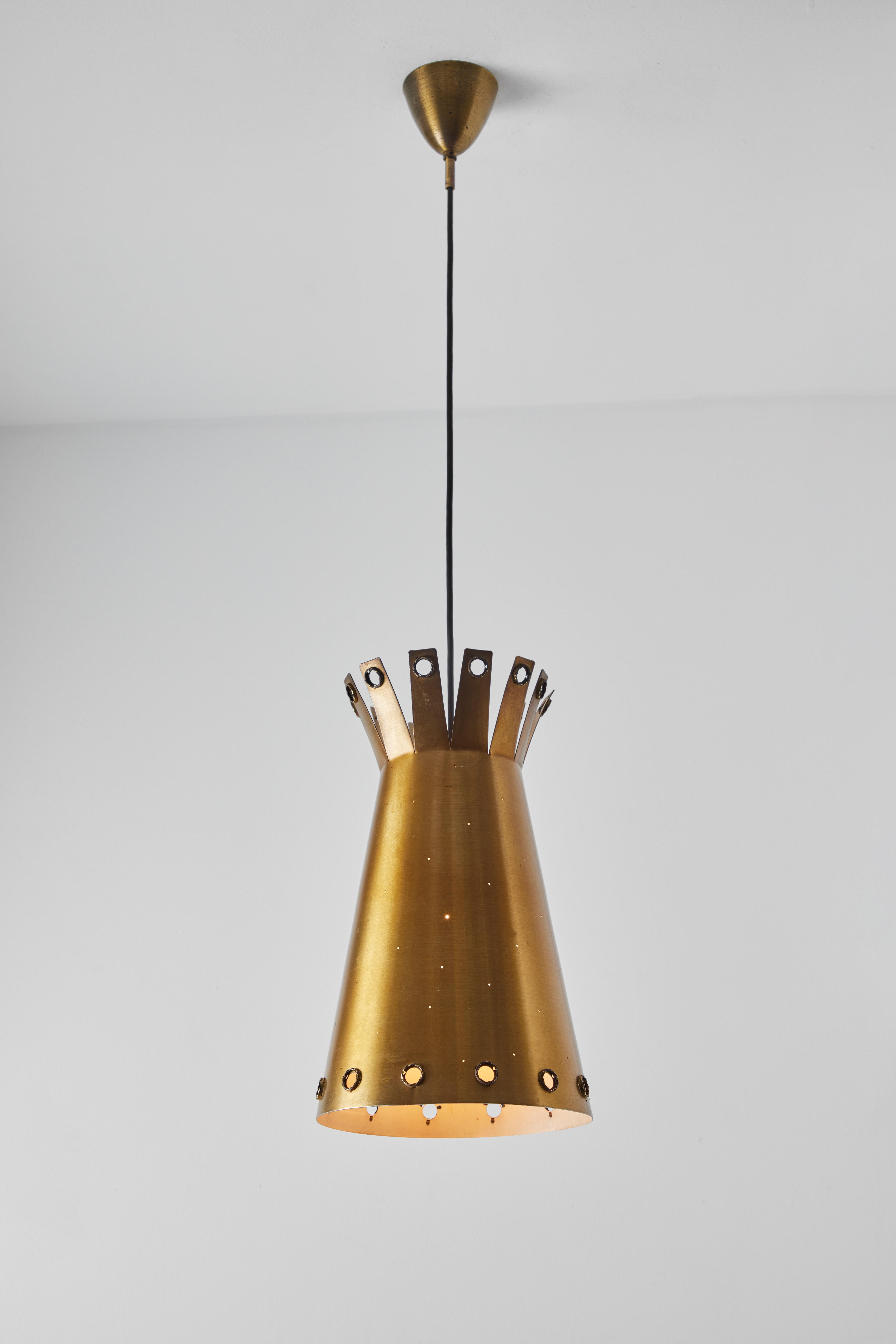 Mid-Century moderno Grande pendente a doppio cono in ottone traforato italiano degli anni '50 in vendita