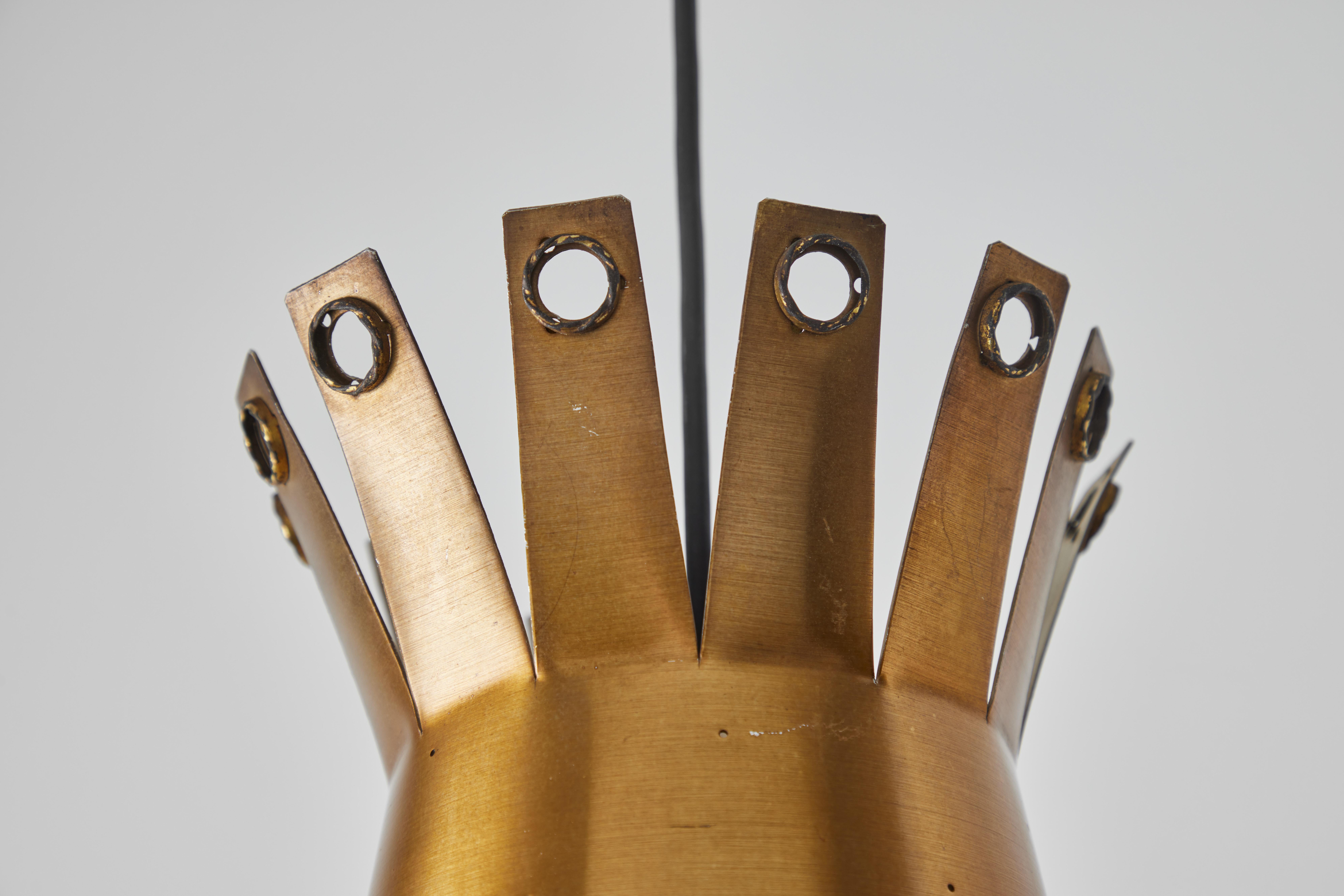 Metallo Grande pendente a doppio cono in ottone traforato italiano degli anni '50 in vendita