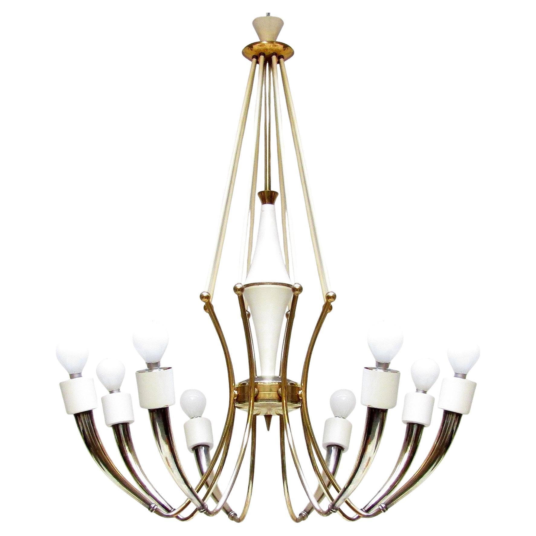 Un grande lampadario a ragno italiano degli anni '50 in ottone di Oscar Torlasco per Lumi.

Ha otto graziose braccia, ognuna delle quali si incurva drammaticamente verso l'alto. I caratteristici portalampada curvi sono splendidamente scolpiti in