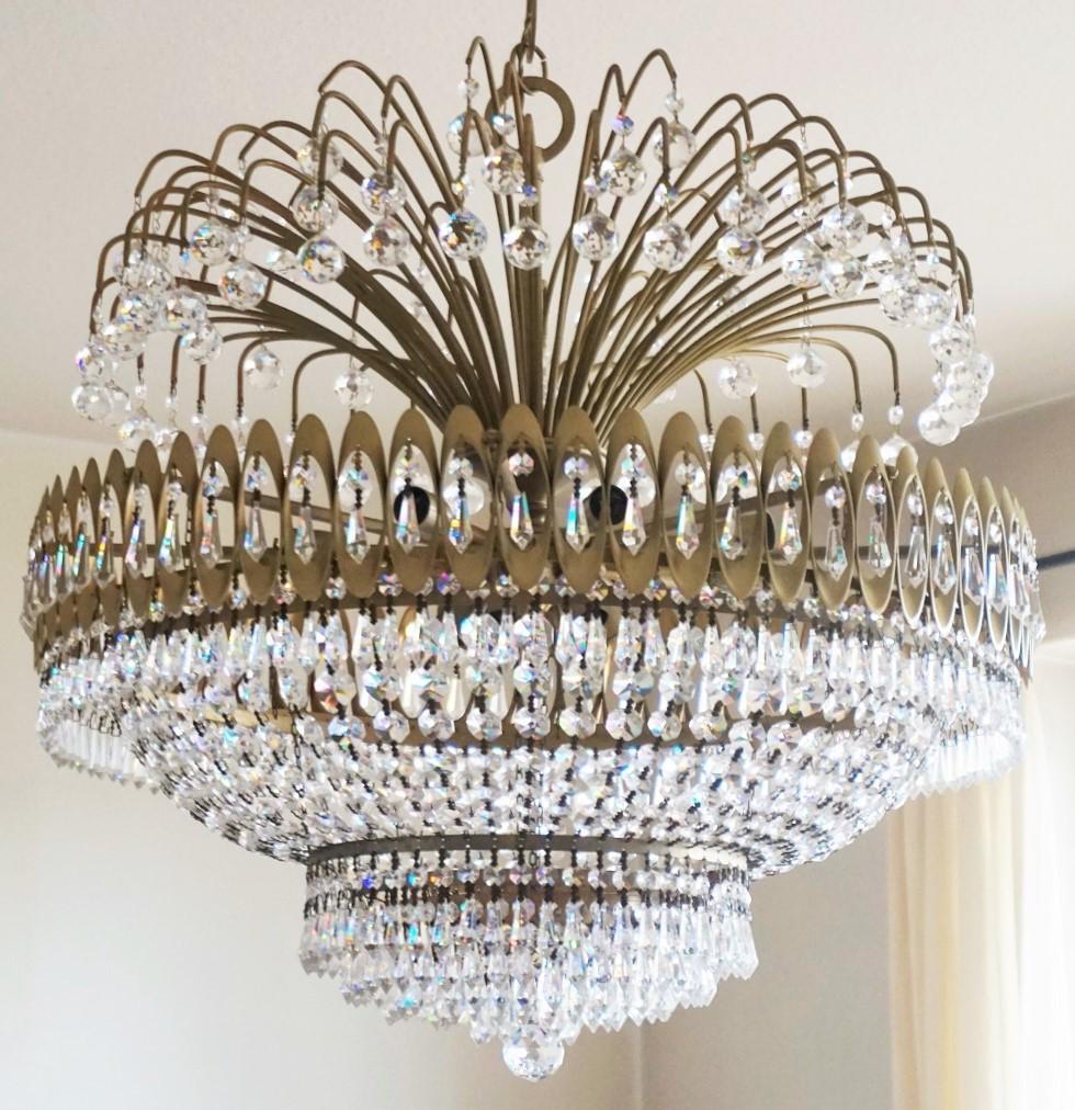 A very large vintage crystal and brass chandelier, Italy, 1950-1959. With crystal drops and crystal balls - impressive lighting effect.
Number of lights: Fourteen E14 light bulb sockets.
Measures:
Diameter 27