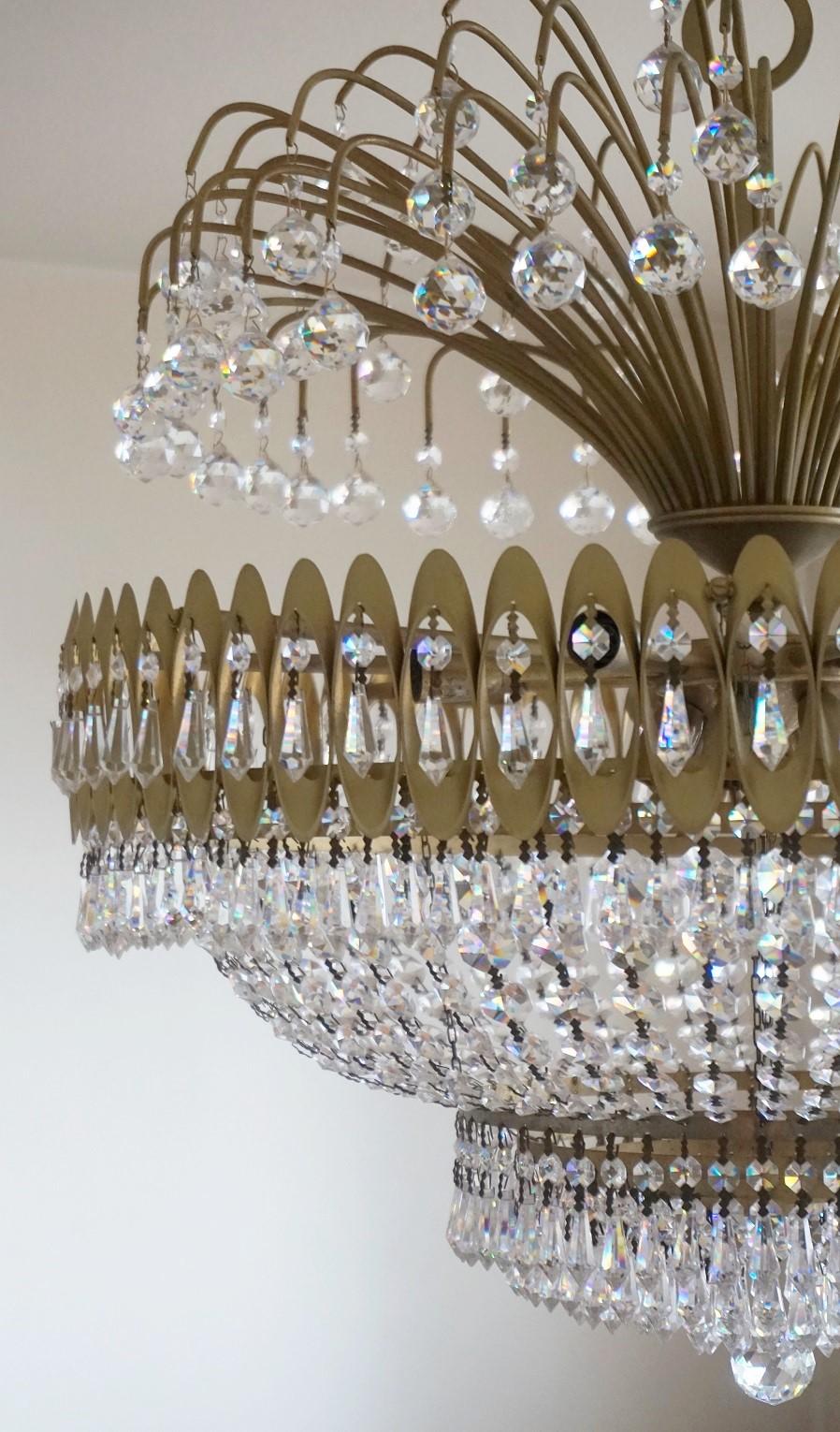 Facetté Grand lustre italien des années 1950 en cristal et laiton à quatorze lumières en vente