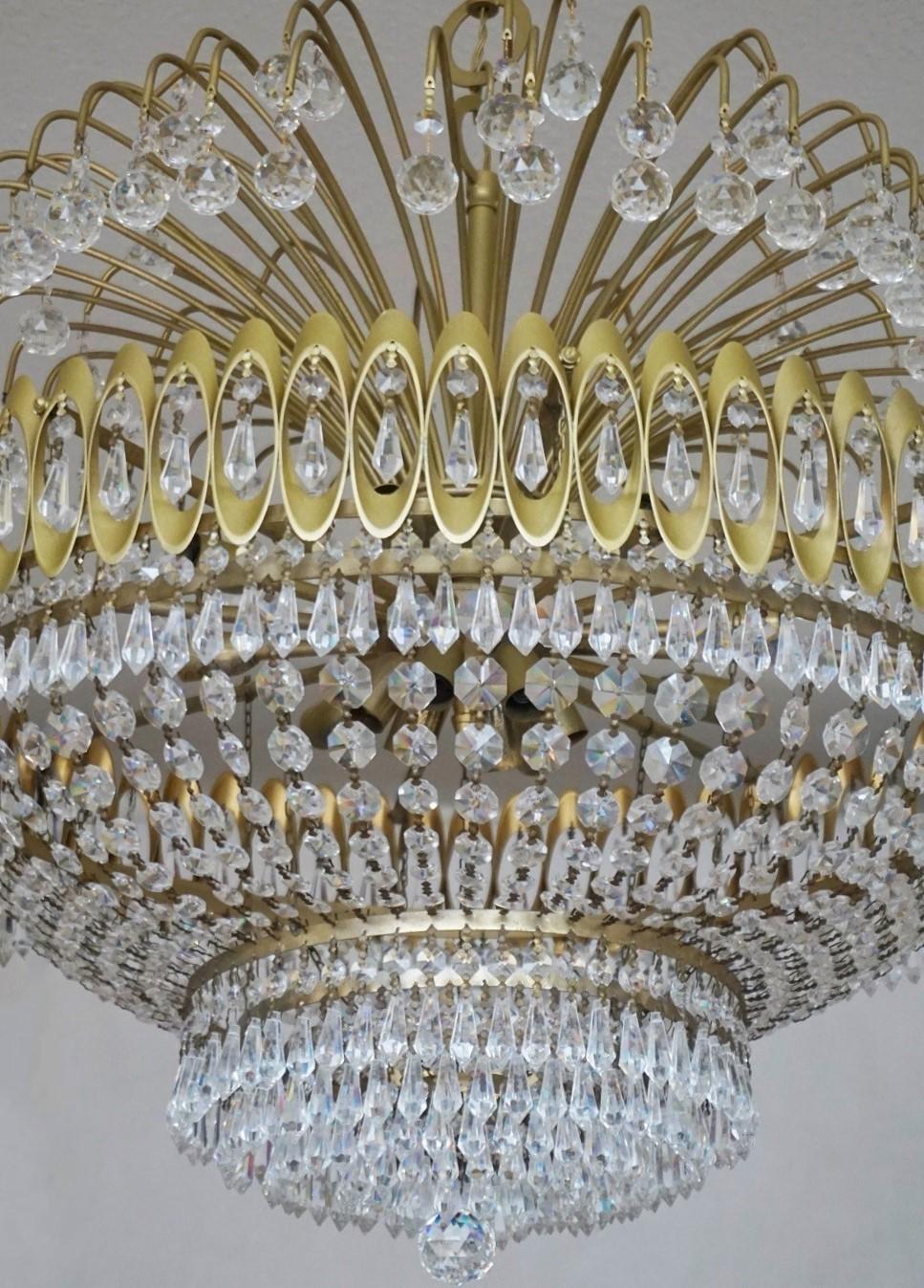 Faceted Large 1950s Italian Vintage Crystal Brass Fourteen-Light Chandelier For Sale