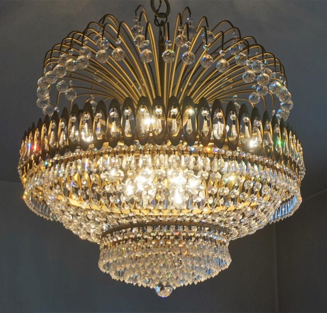 Grand lustre italien des années 1950 en cristal et laiton à quatorze lumières en vente 1