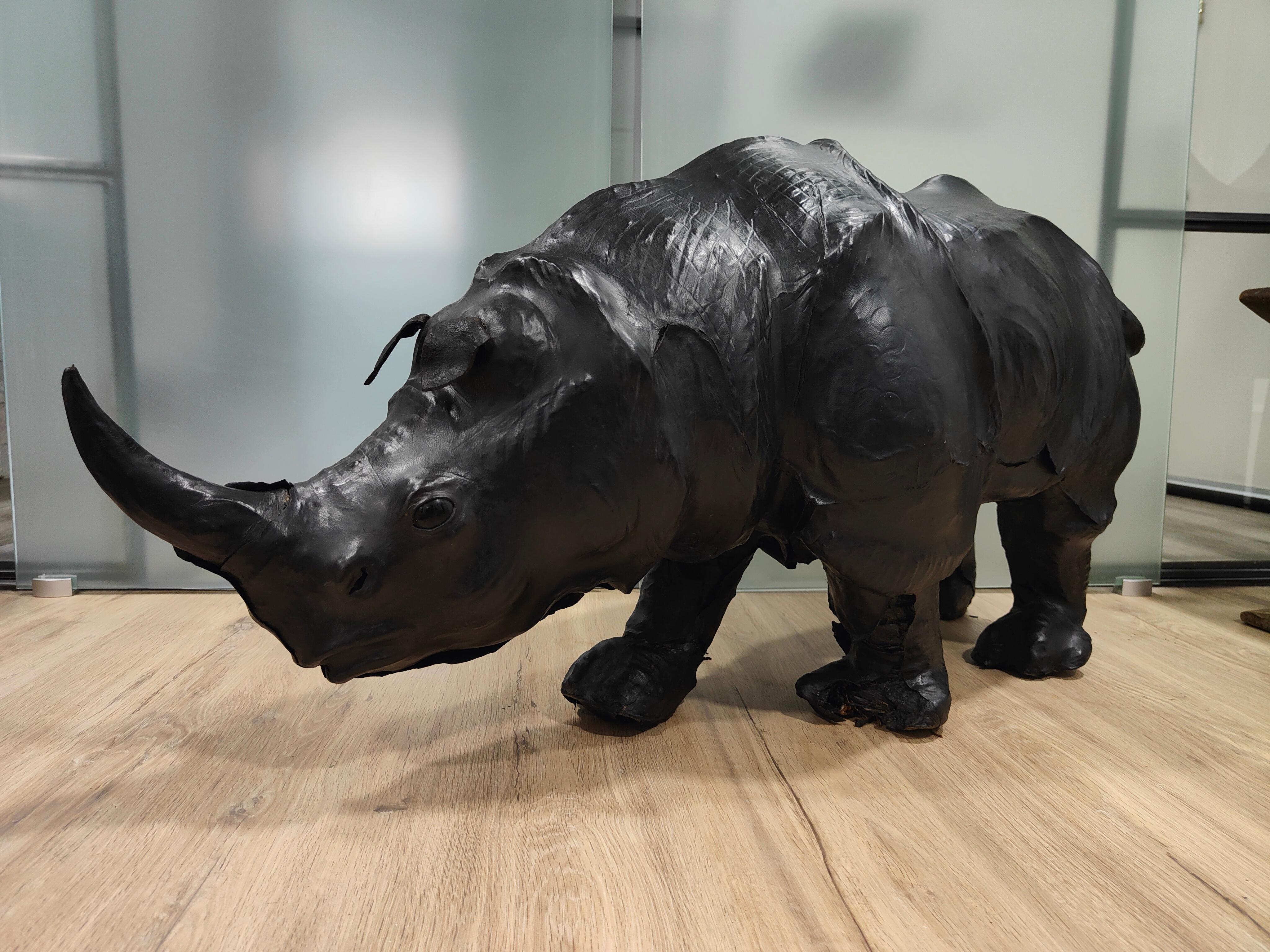 Grand rhinocéros en cuir des années 1950 - Pièce décorative de qualité européenne avec une en vente 7