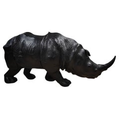 Grand rhinocéros en cuir des années 1950 - Pièce décorative de qualité européenne avec une