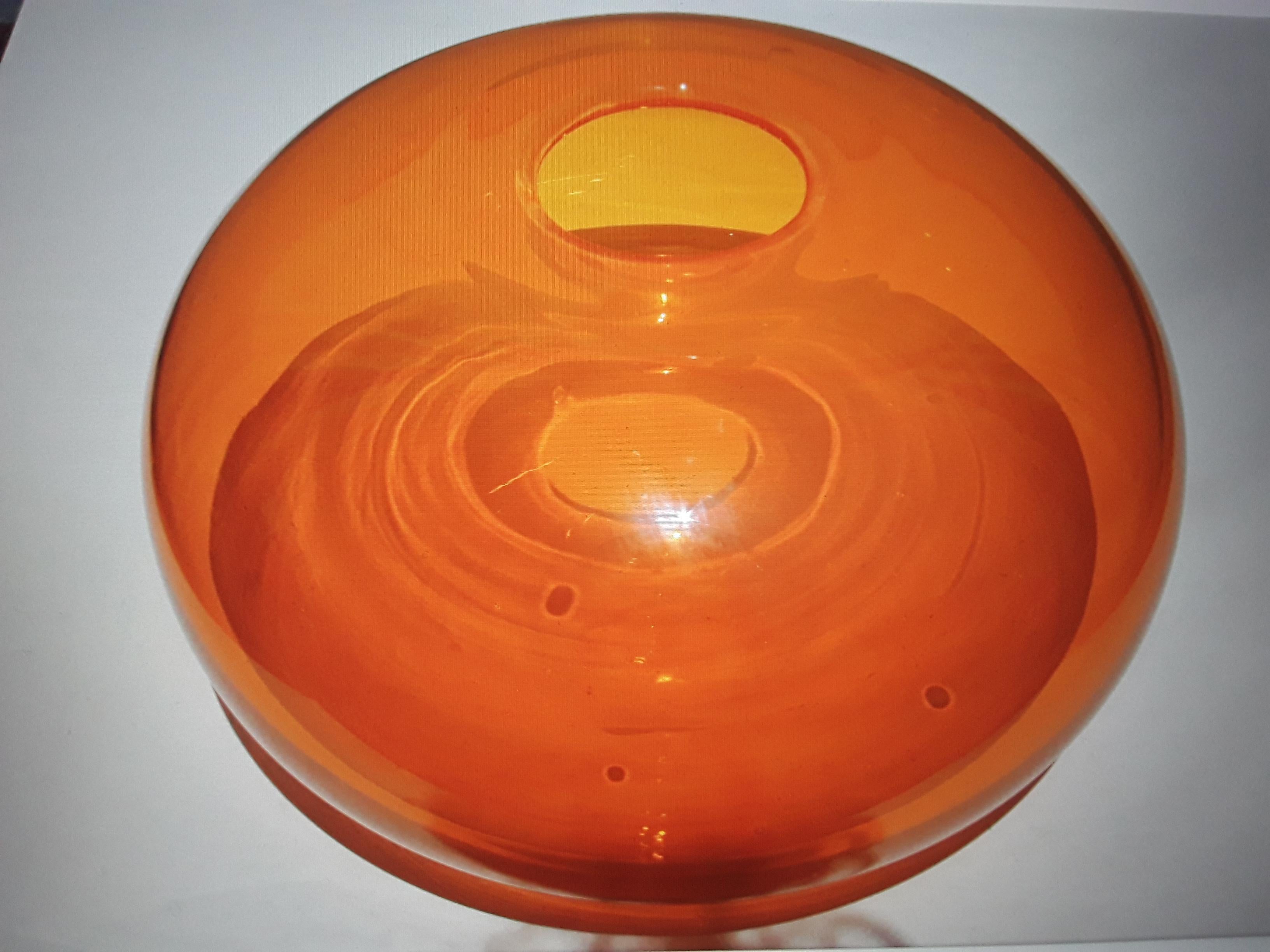 Große 1950's Mid Century Modern Signed Orange Kunstglas Vase (Moderne der Mitte des Jahrhunderts) im Angebot