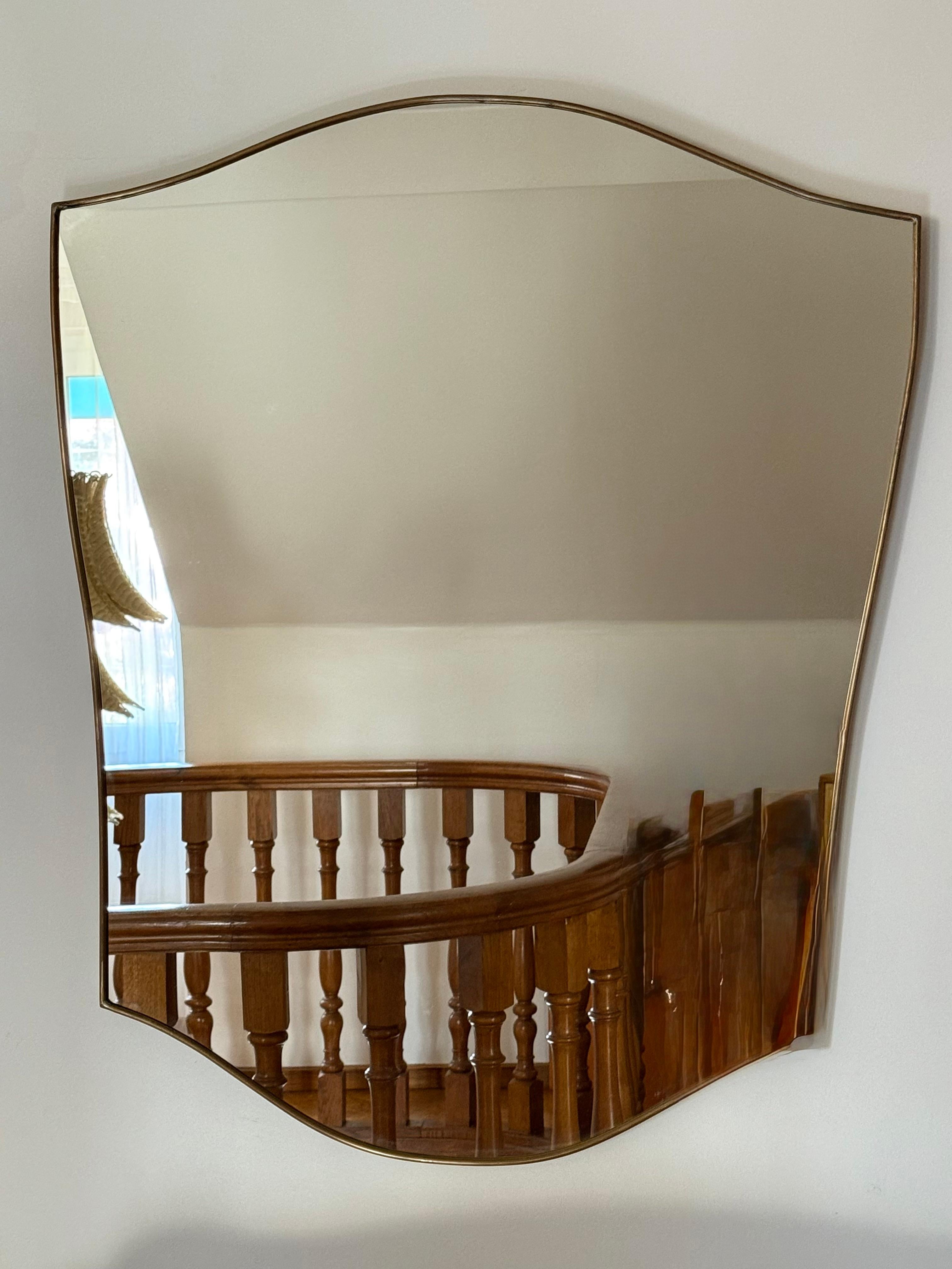 Ce miroir très décoratif a �été fabriqué en Italie dans les années 1950. Il est typique du design de cette période et est entièrement d'origine. 
Il peut être accroché au mur seul ou associé à d'autres miroirs du même style pour obtenir un effet