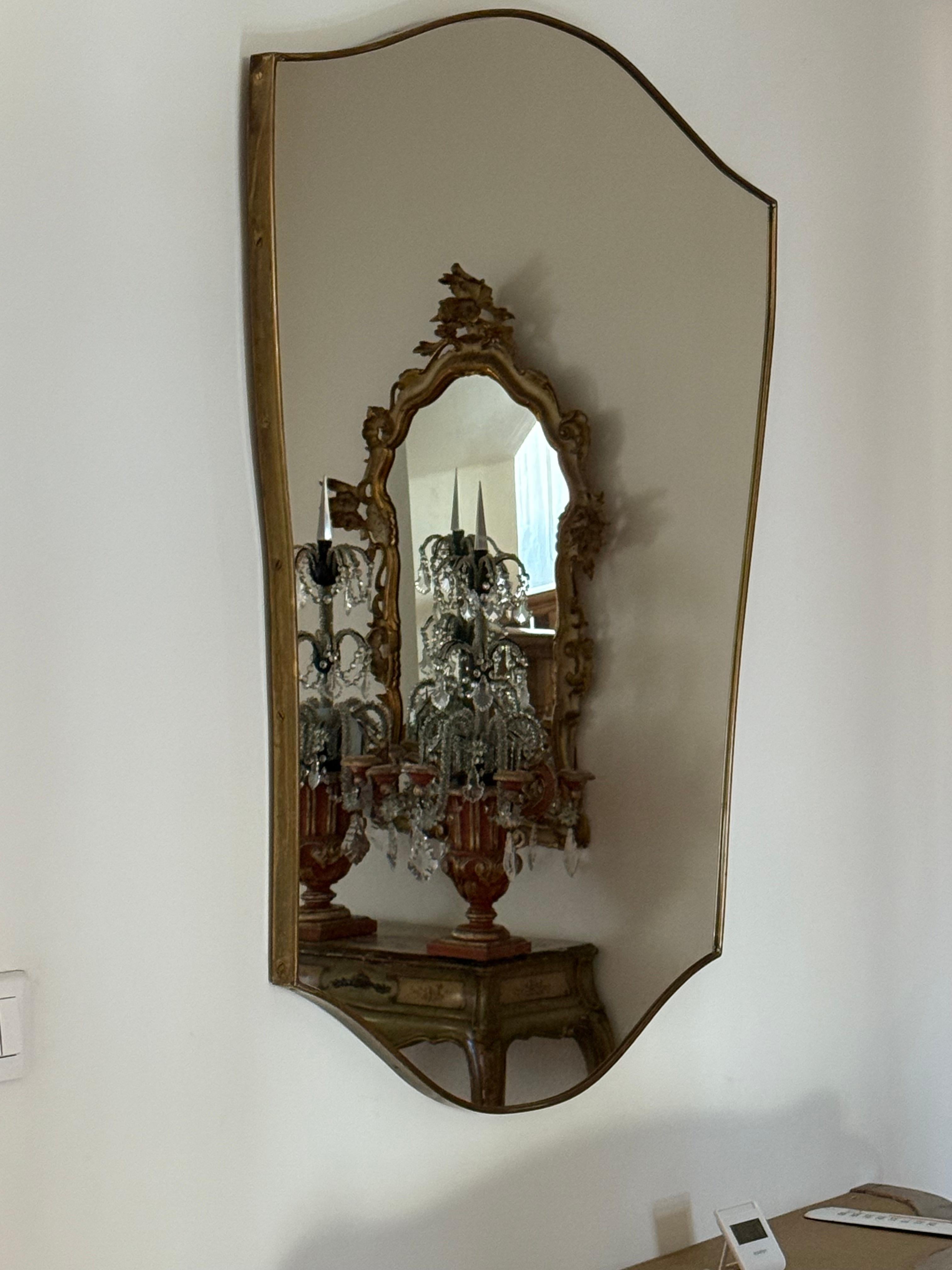 Mid-Century Modern Grand miroir mural moderniste en laiton des années 1950, style Gio Ponti en vente