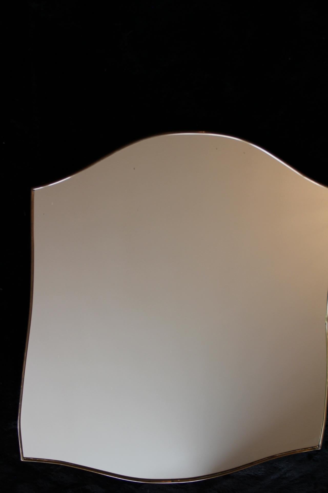 Grand miroir mural moderniste en laiton des années 1950, style Gio Ponti Bon état - En vente à Saint-Ouen, FR