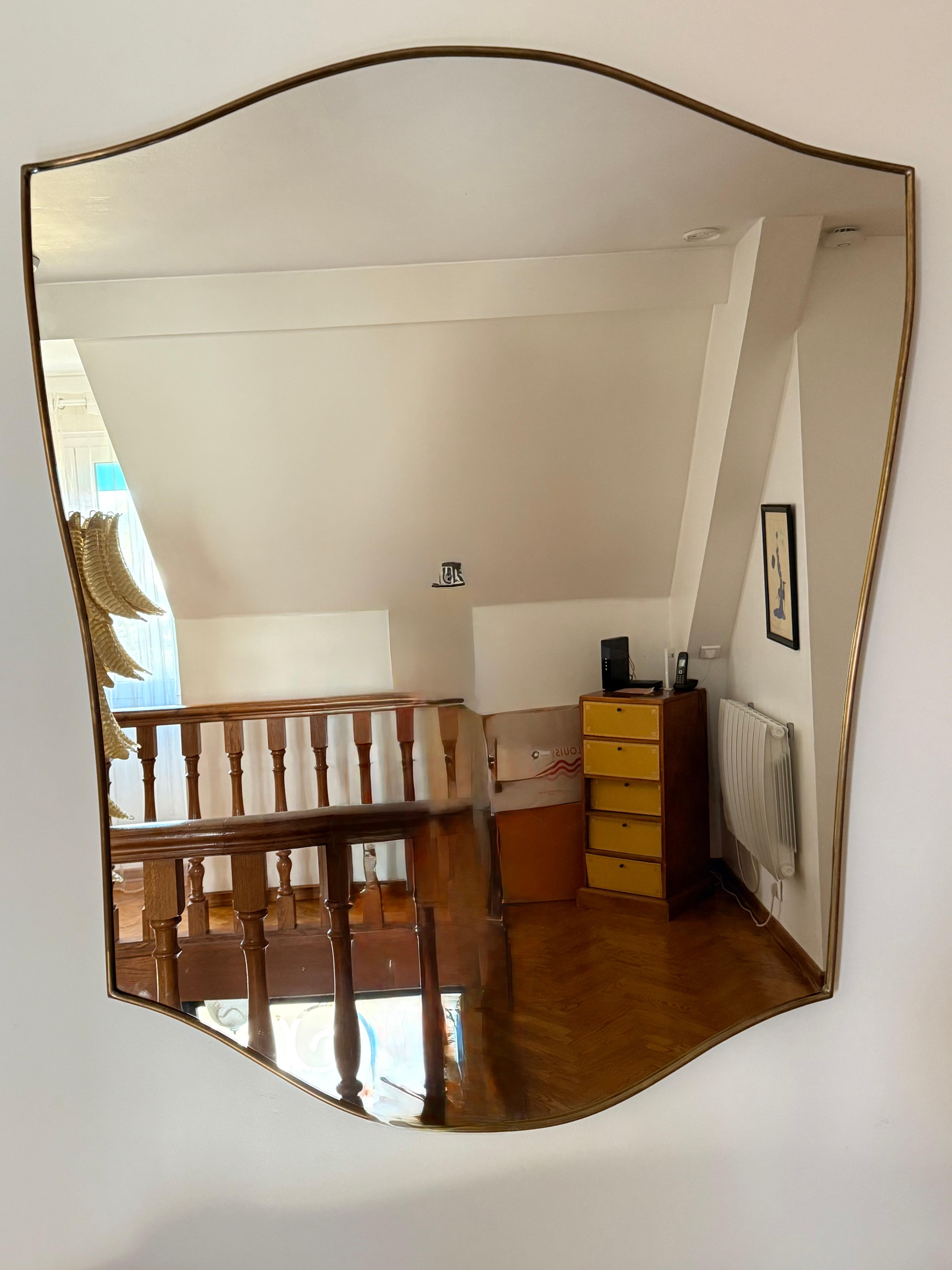 Milieu du XXe siècle Grand miroir mural moderniste en laiton des années 1950, style Gio Ponti en vente